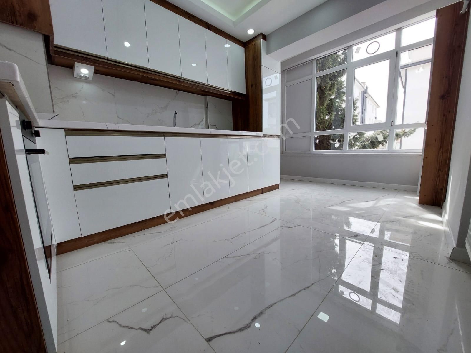 Süvari Mah Satılık 3+1 Kilerli Arakat Full Yapılı Köşe Başı Daire