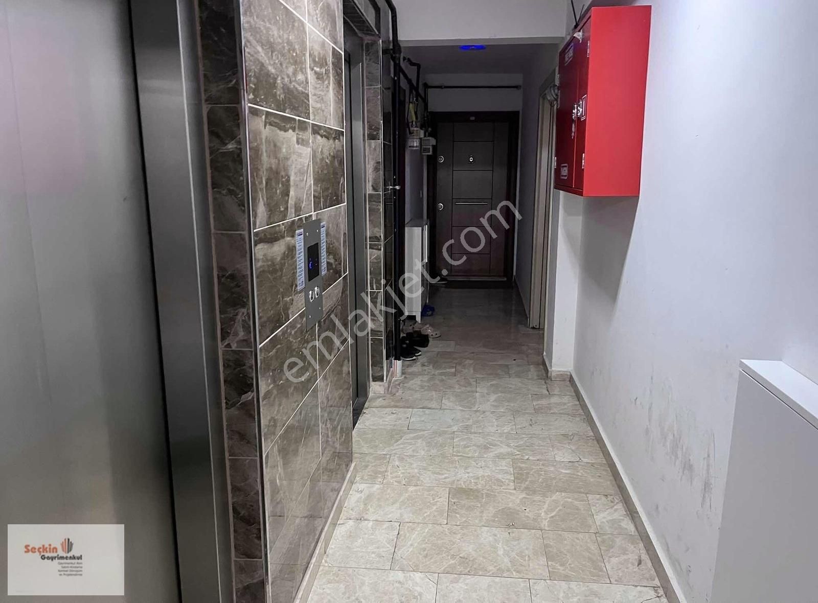 Maltepe Zümrütevlerde Genç Binada Otoparklı 2+1 8kat Ferah Daire