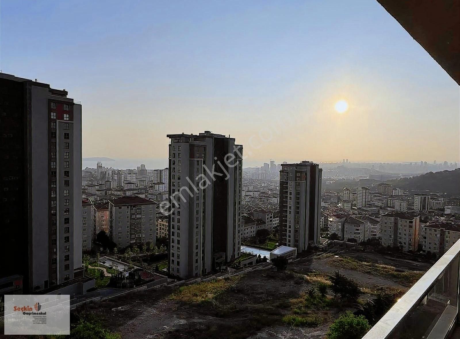 Maltepe Zümrütevlerde Marmaroom Sitesinde 2+1 Deniz Mazaralı