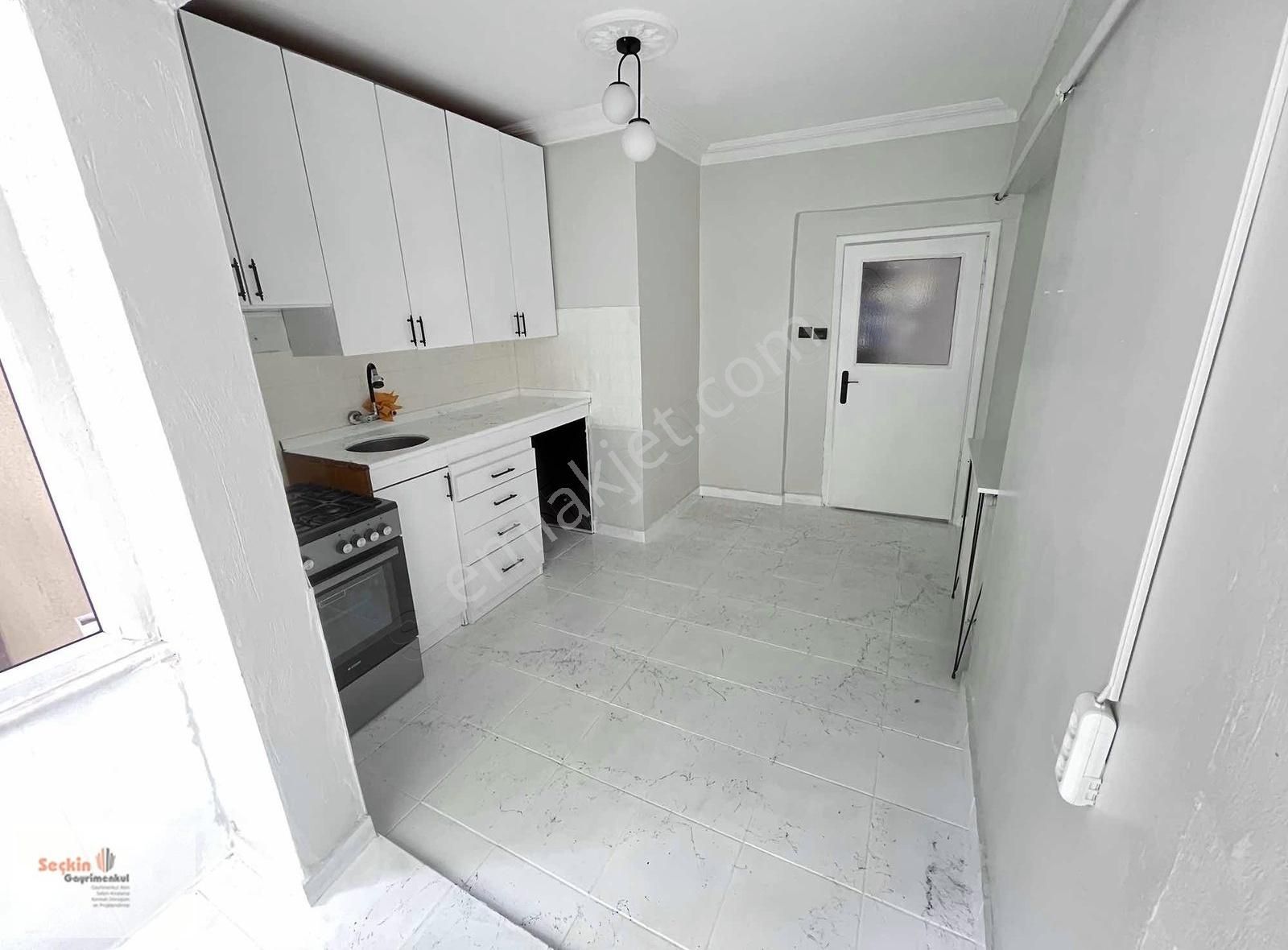 Maltepe Zümrütevlerde Site İçerisinde 3+1 3 Kat Temiz Daire