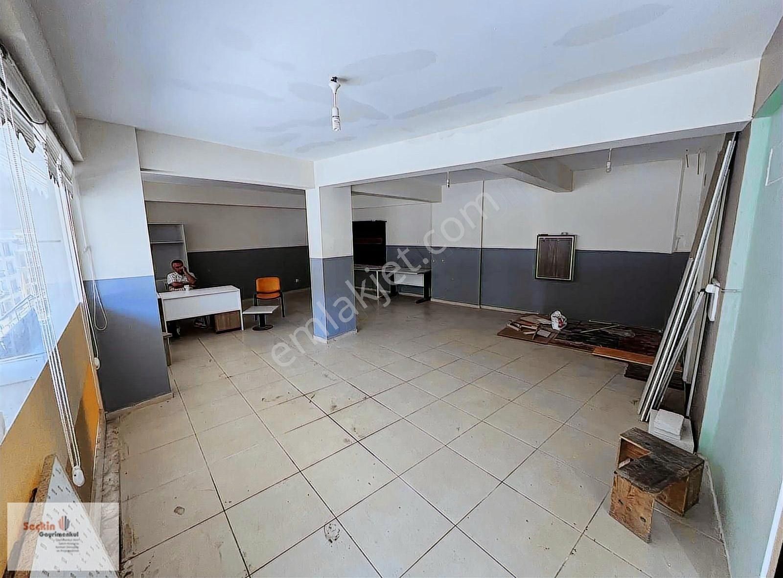 Maltepe Zümrütevlerde Cadde Üzeri 70 M2 Depo Dükkan Ofis