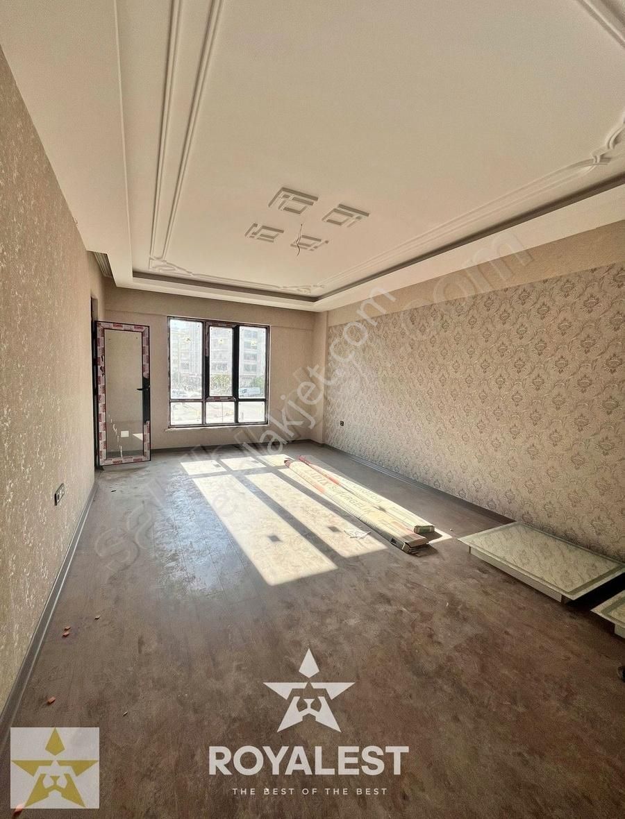 Royalesten Karacaahmette Ana Cadde Üzerinde 2.5+1 Fırsat Daire