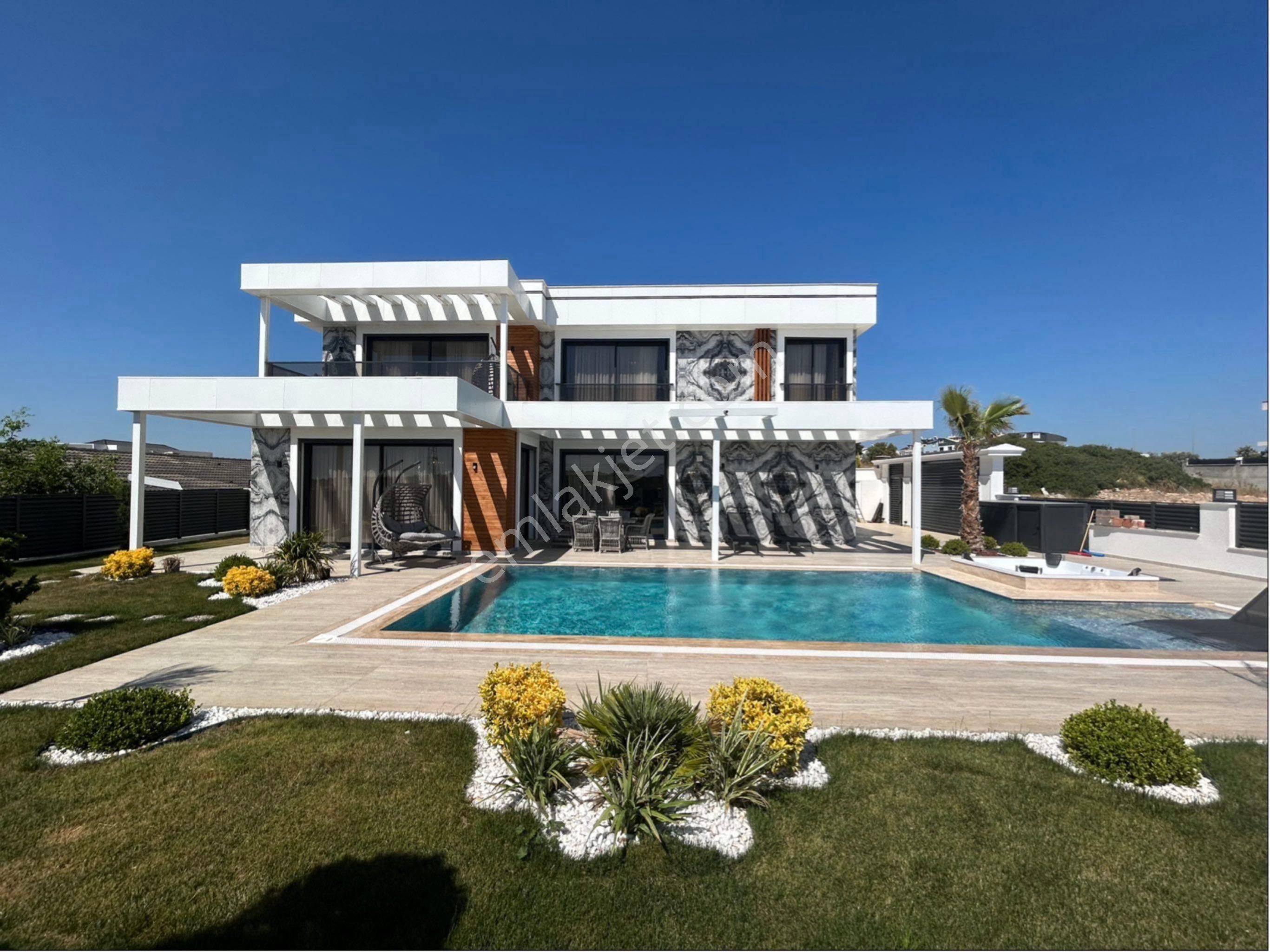 Didimde 656 M2 Arsa İçerisinde 4+1 Mükemmel Eşyalı Villa