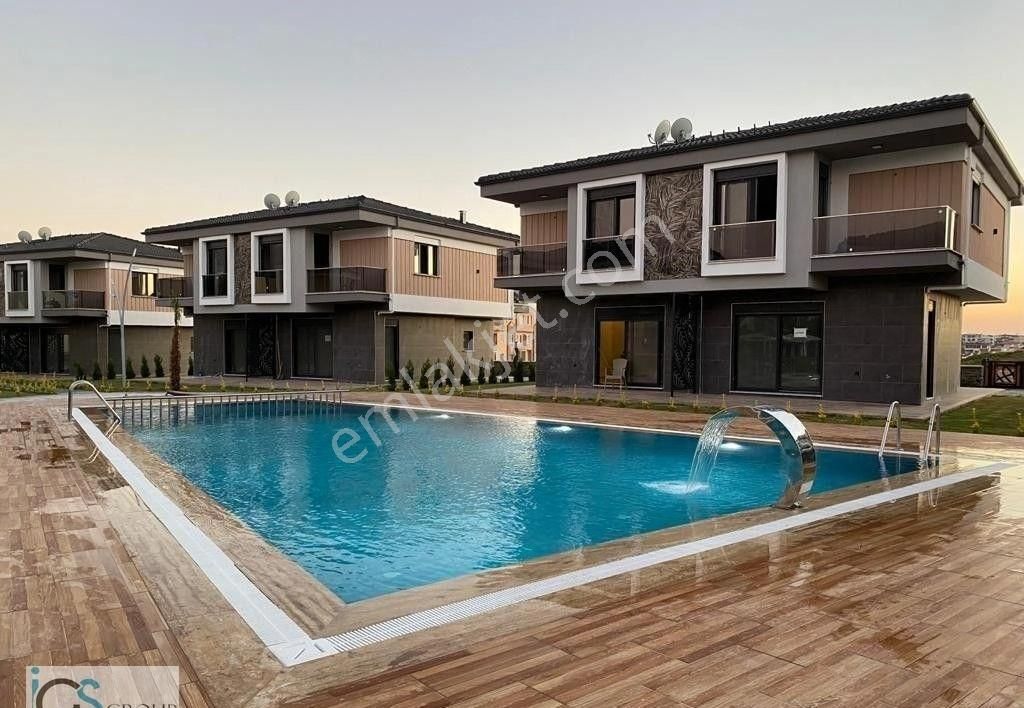Didim Altınkum Mahallesinde Site İcerisinde Satılık 3+1 Havuzlu Villa