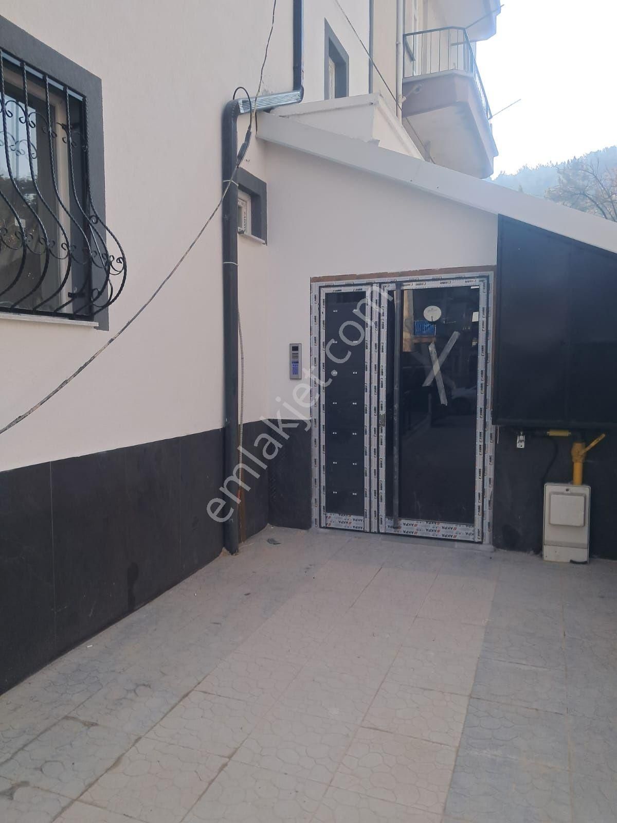 Gazi Mahallesinde Şenol Caddesi Saraya Yakın Yenilenmış Bina Satılık - Görsel 24