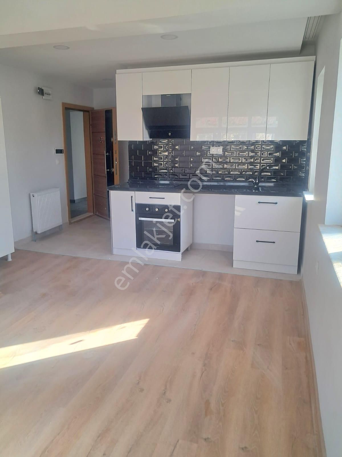 Gazi Mahallesinde Şenol Caddesi Saraya Yakın Yenilenmış Bina Satılık - Görsel 20