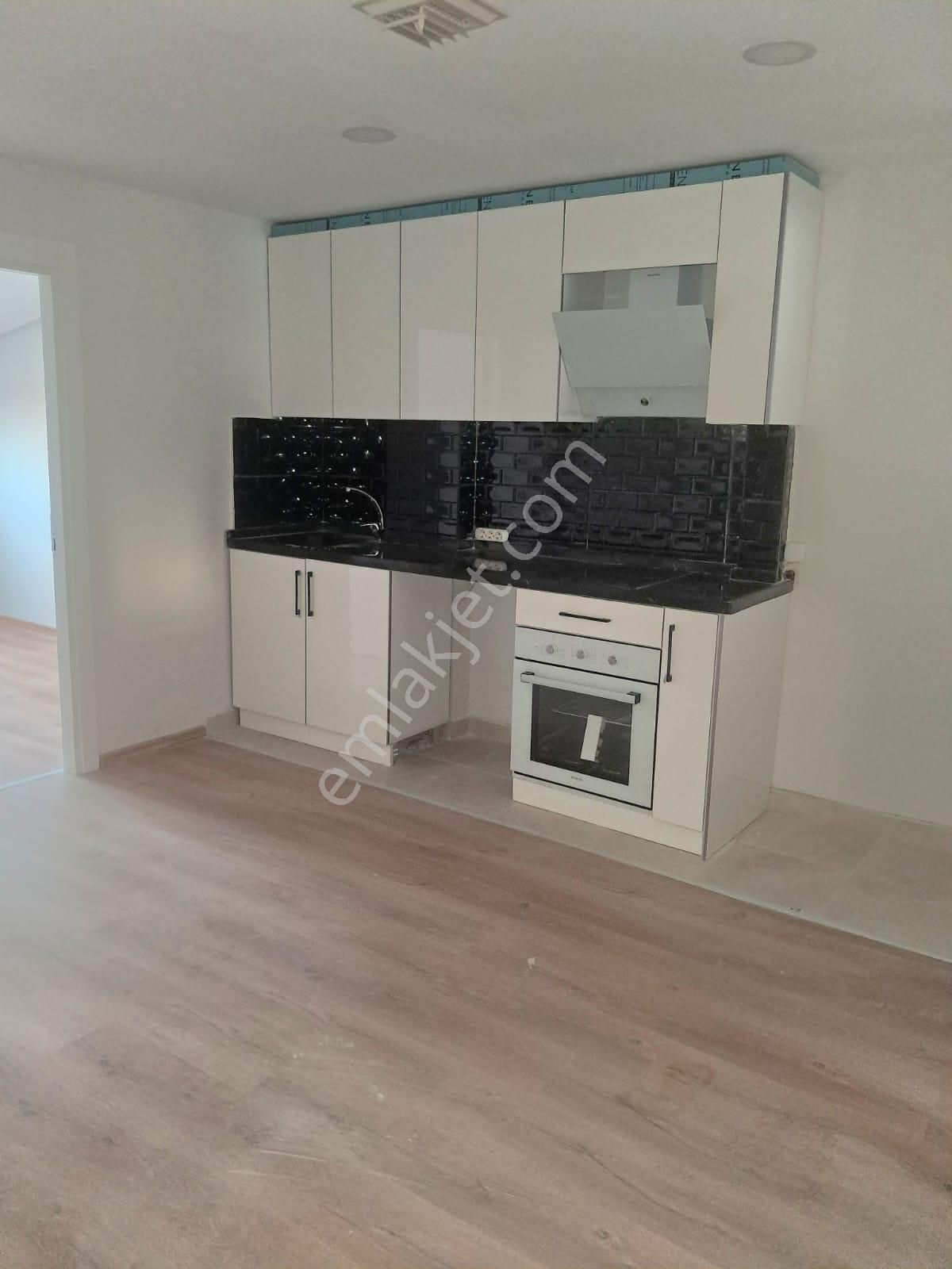 Gazi Mahallesinde Şenol Caddesi Saraya Yakın Yenilenmış Bina Satılık - Görsel 17