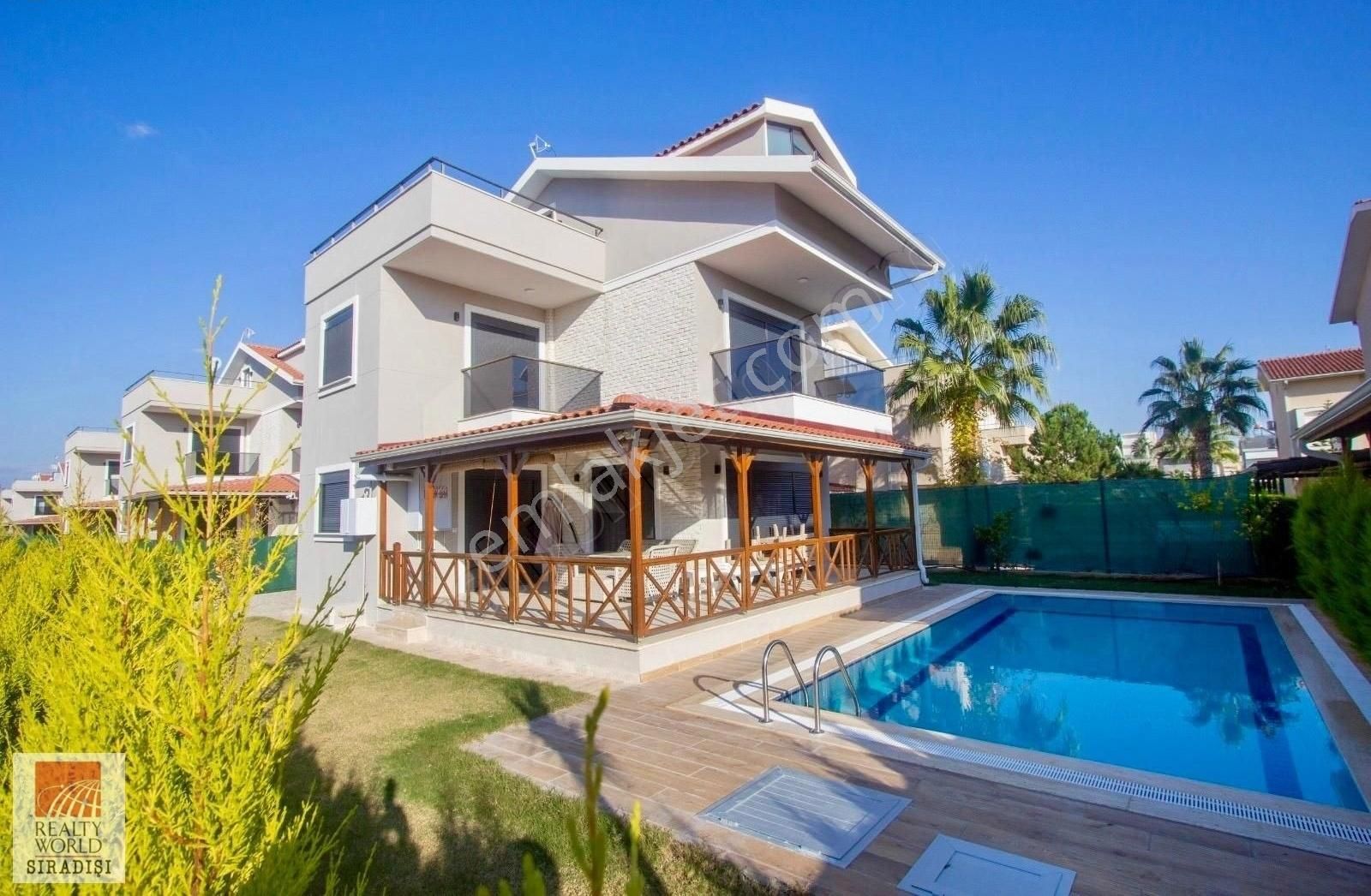 Serik Kadriye'de Müstakil Havuzlu 4+1 Tripleks Villa