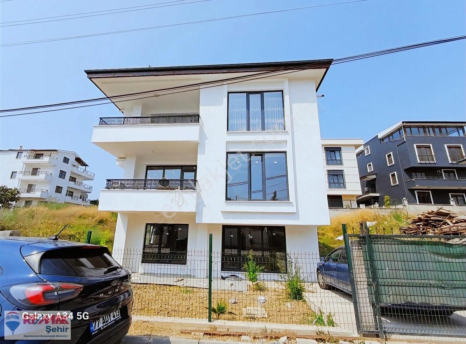 Remax Şehir Den Kadıköy Özden Mahallesinde 3 Katlı Müstakil Bina
