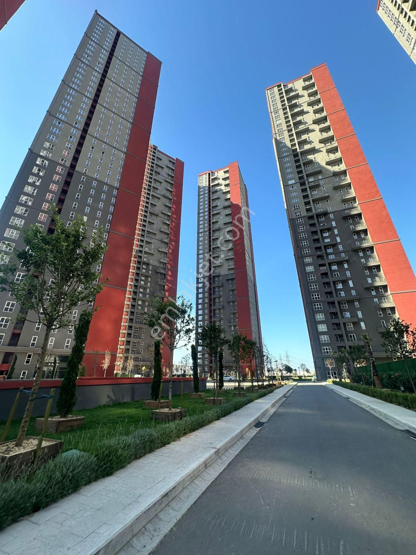 Esenyurt Cumhuriyet Mahallesi Ödül İstanbul Sitesi 1+1 Kiralık Daire Metrobüse 5 Dk. Yürüme Mesafesi