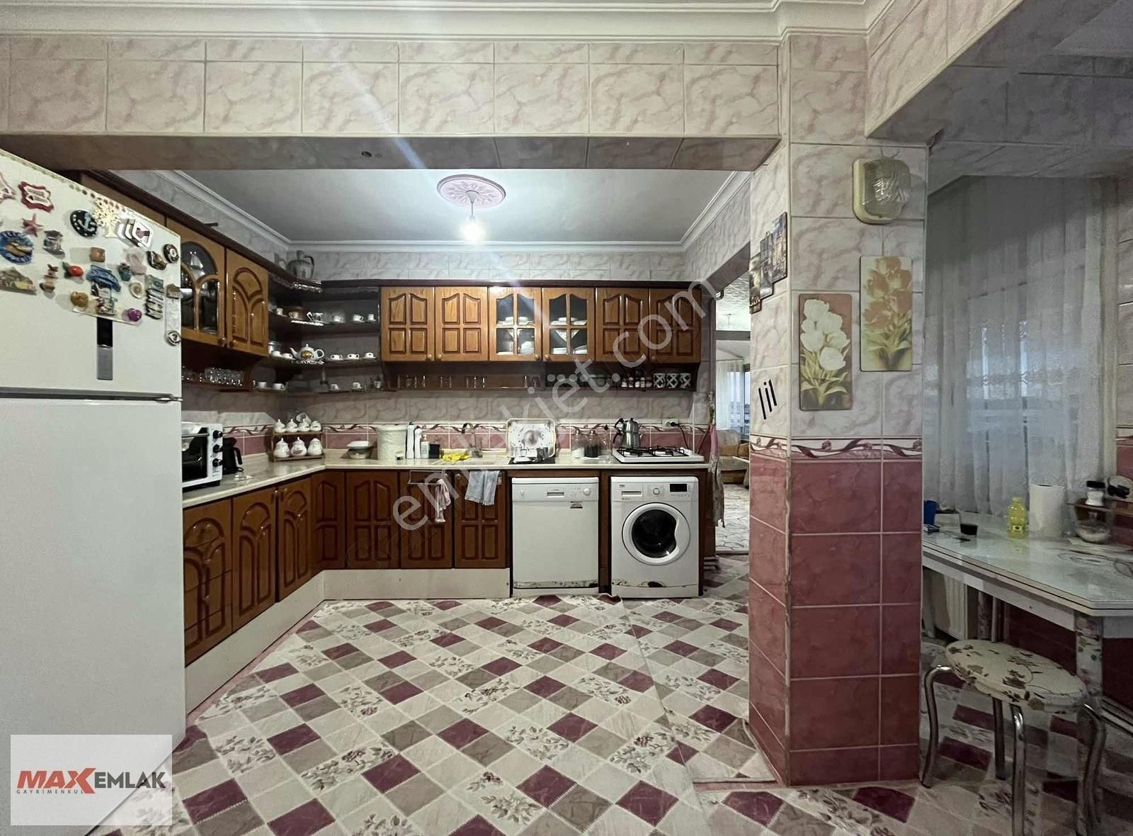 Sırasöğütler Mah. Toprak Tapulu 102 M2 Arsa Paylı 4+1 Ara Kat