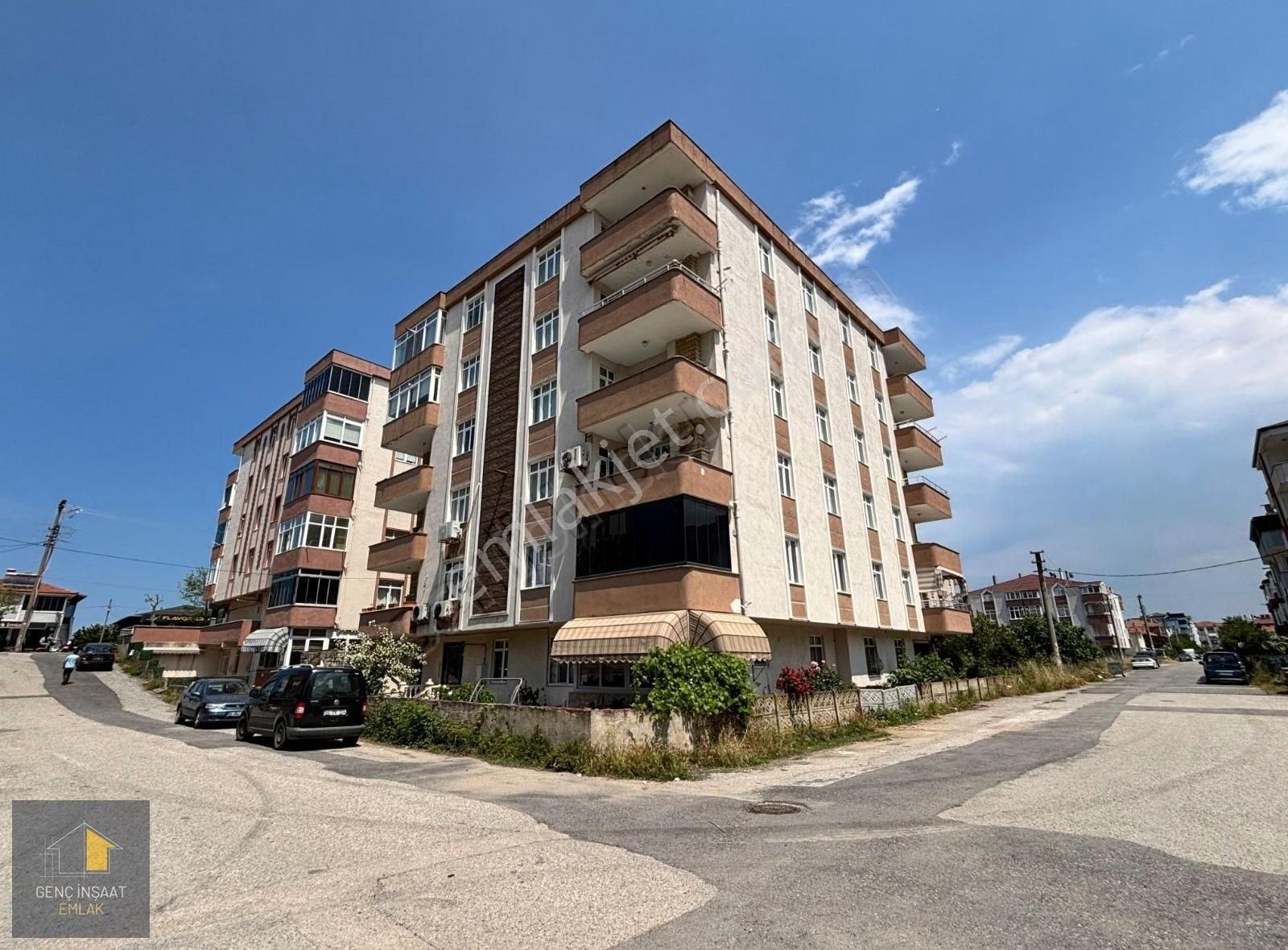 Karasu'da Sahilin Merkezinde Denize 1. Parsel 2+1 Fırsat Daire