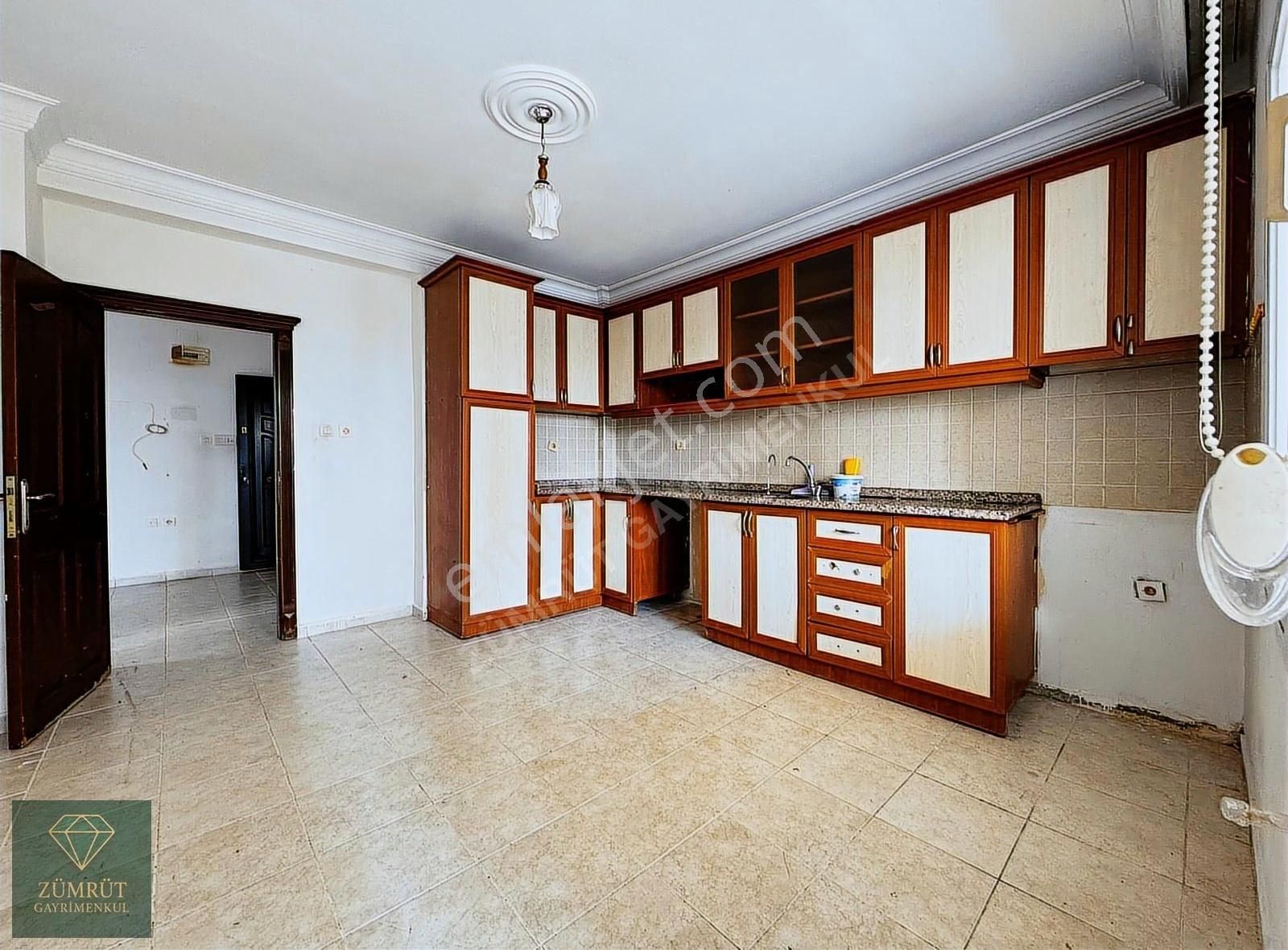 Zümrüt'ten Mezitli Yaşar Doğu Caddesi Üzerinde Kiralık 3+1 Daire