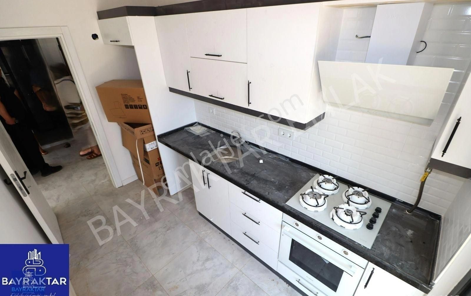 Bandırma Yeni Mahalle'de Kiralık 2+0 Ayrı Mutfaklı Sıfır Asansörlü Daire Bayraktar Emlak'tan