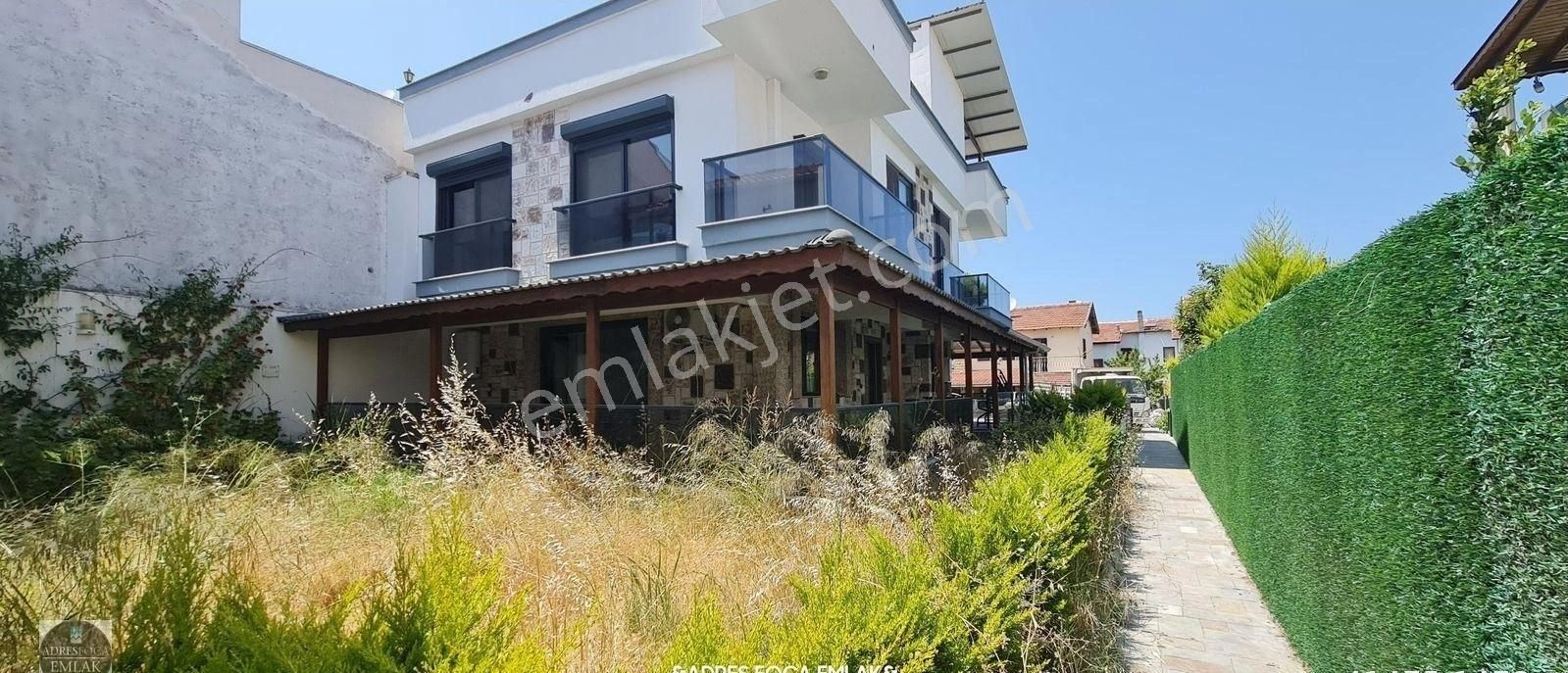 Yenifoça Gencelliden Kiralık Müstakil Bahçeli 3+1 Dubleks Villa