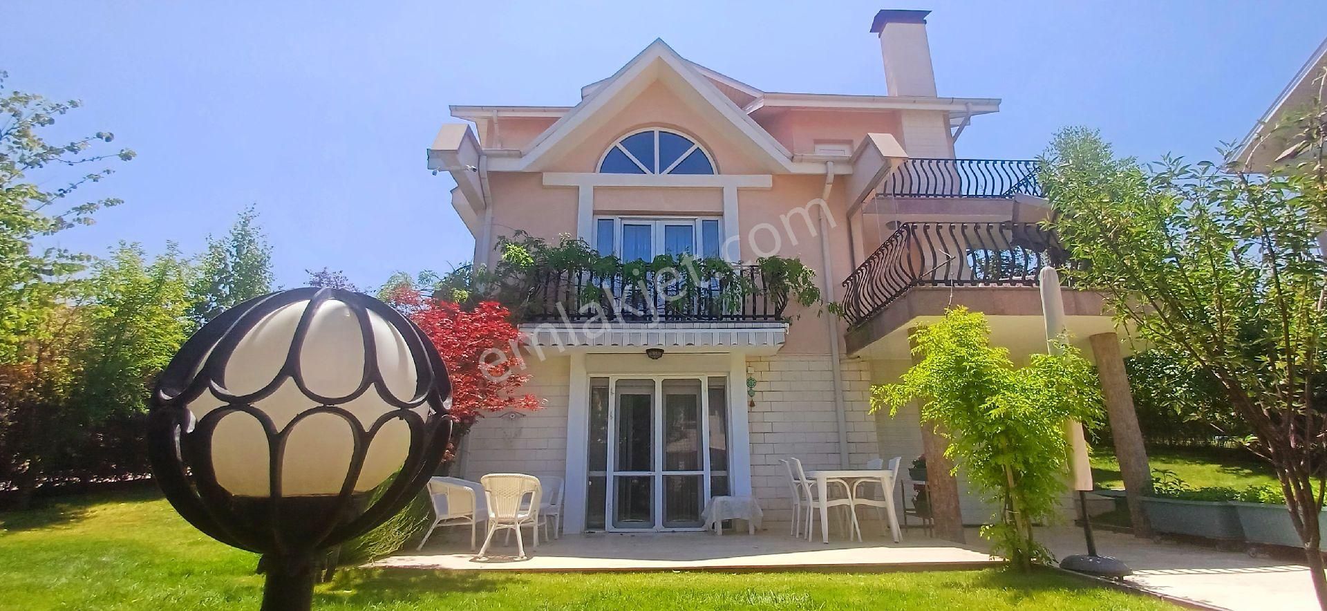 Asansörlü Müstakil Köşe Villa Çevregöl Parlamenterler Sitesi
