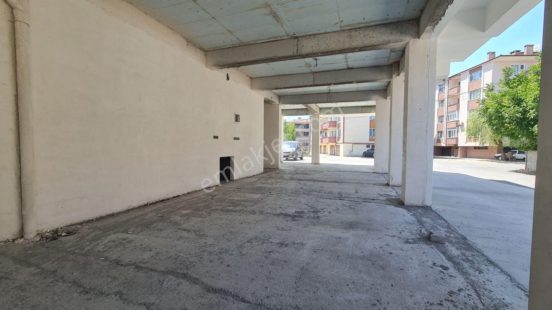 Erenler Cumhuriyet Cad. 3 Cepheli Köşe 450 M² Kiralık İşyeri