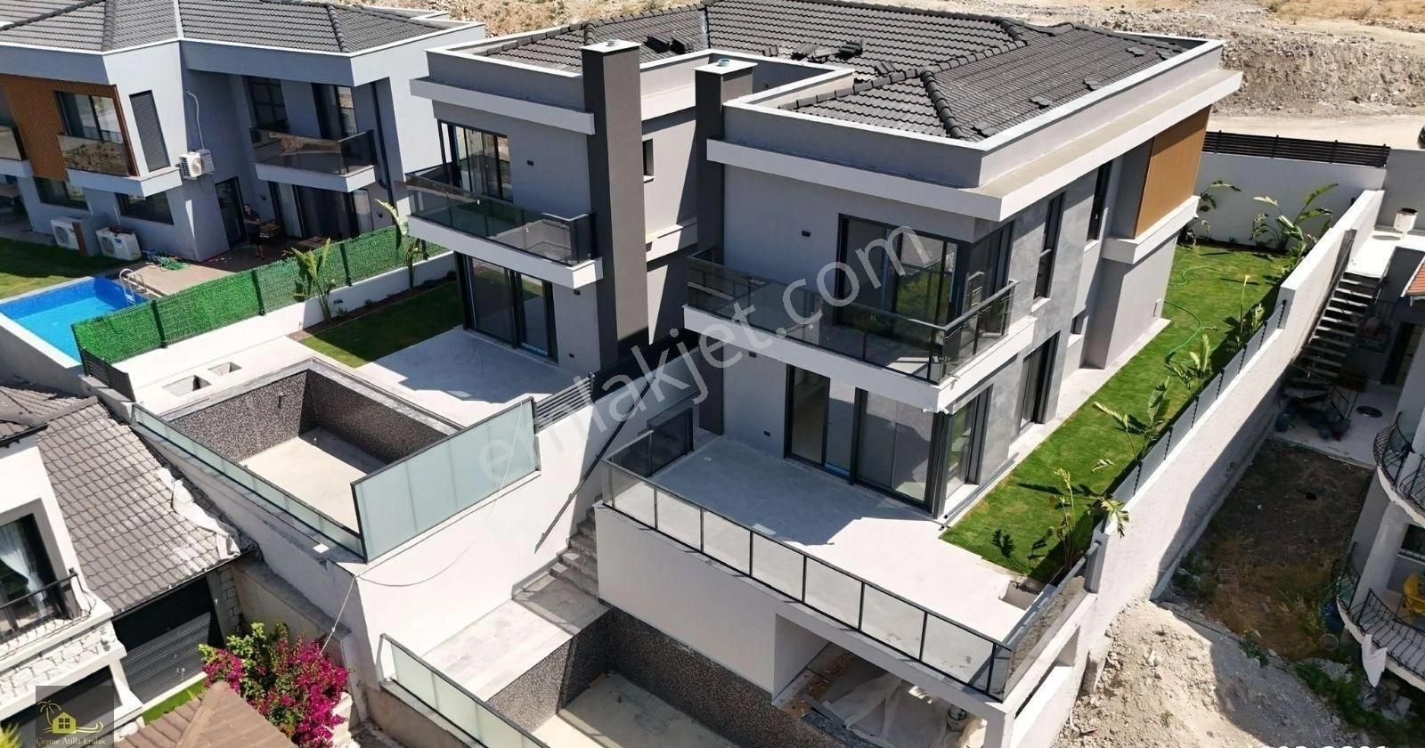 Çeşme Şifne'de Deniz Manzaralı Müstakil Havuzlu Villa