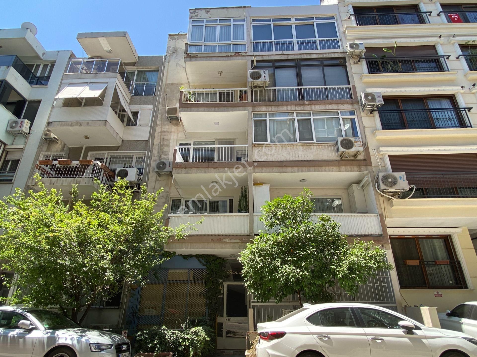 Karşıyaka Donanmacı’da Tadilatlı Satılık Daire