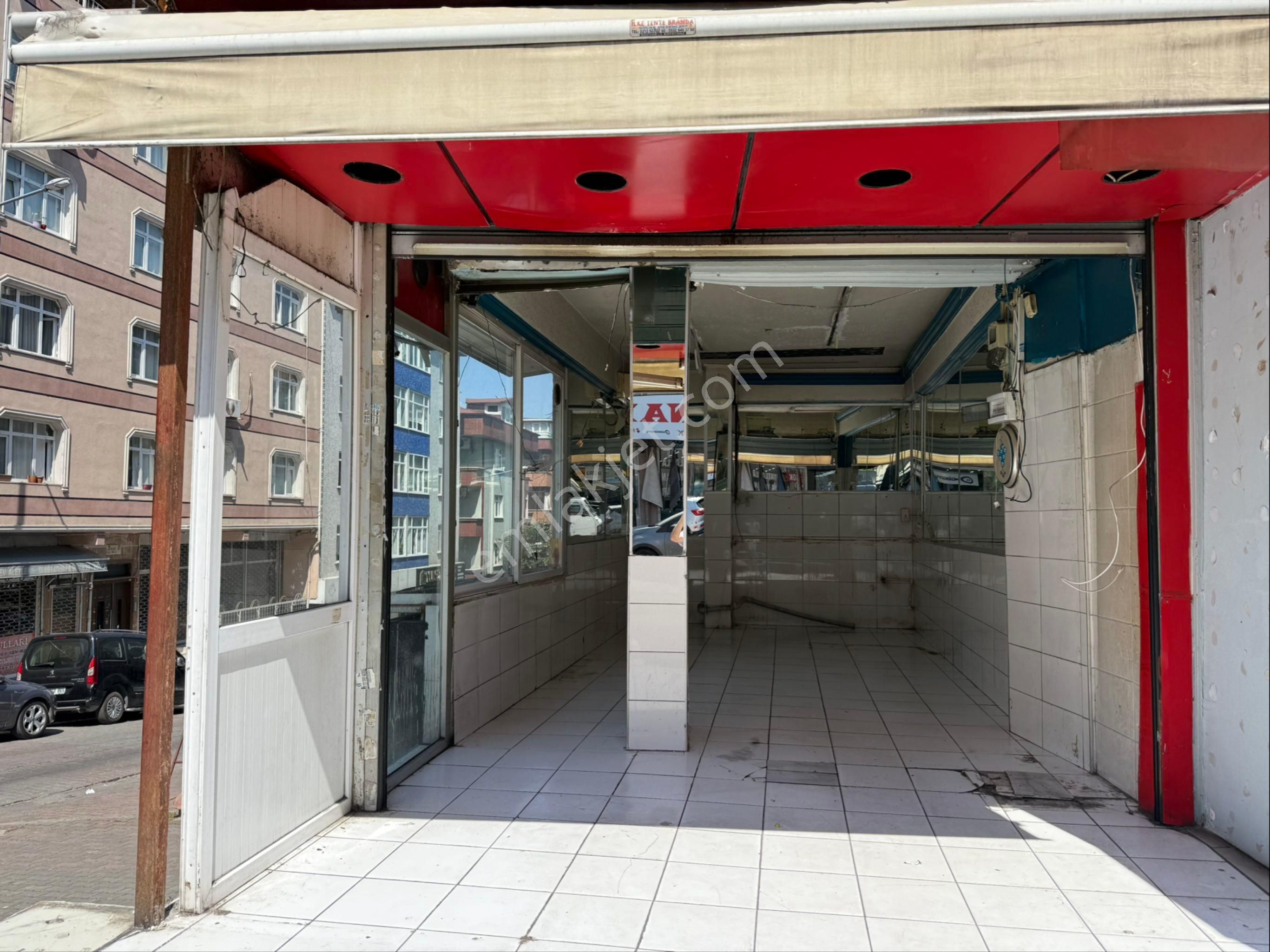 Çakmak Durağında Cadde Üzerinde Kiralık Köşe Dükkan
