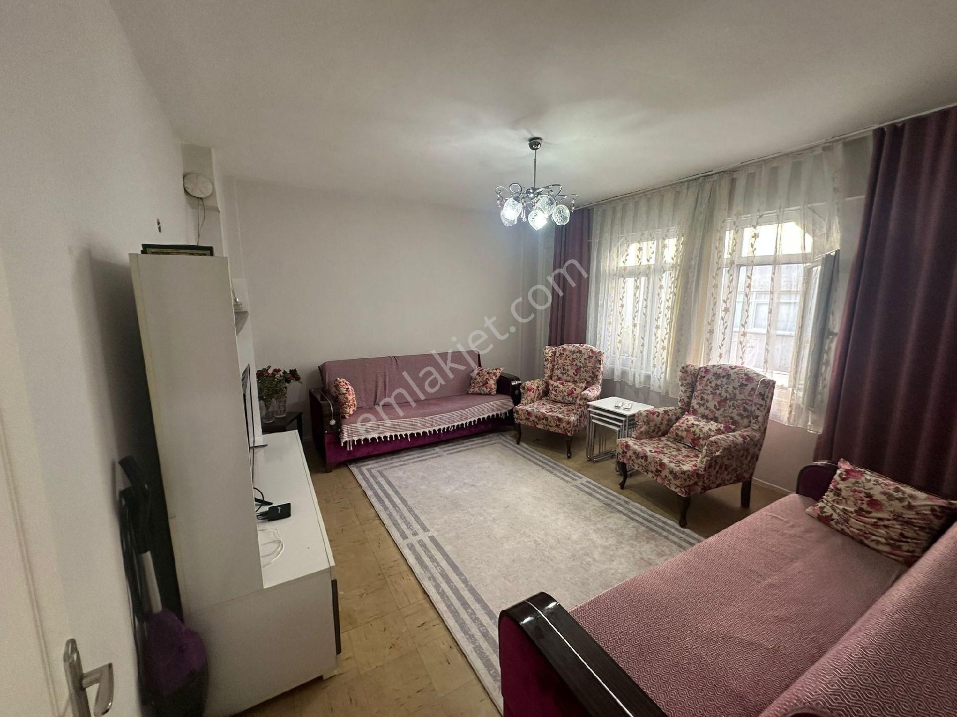 Esenler Nenehatun Mahallesinde Satılık Daire 3+1 120 Metrekare
