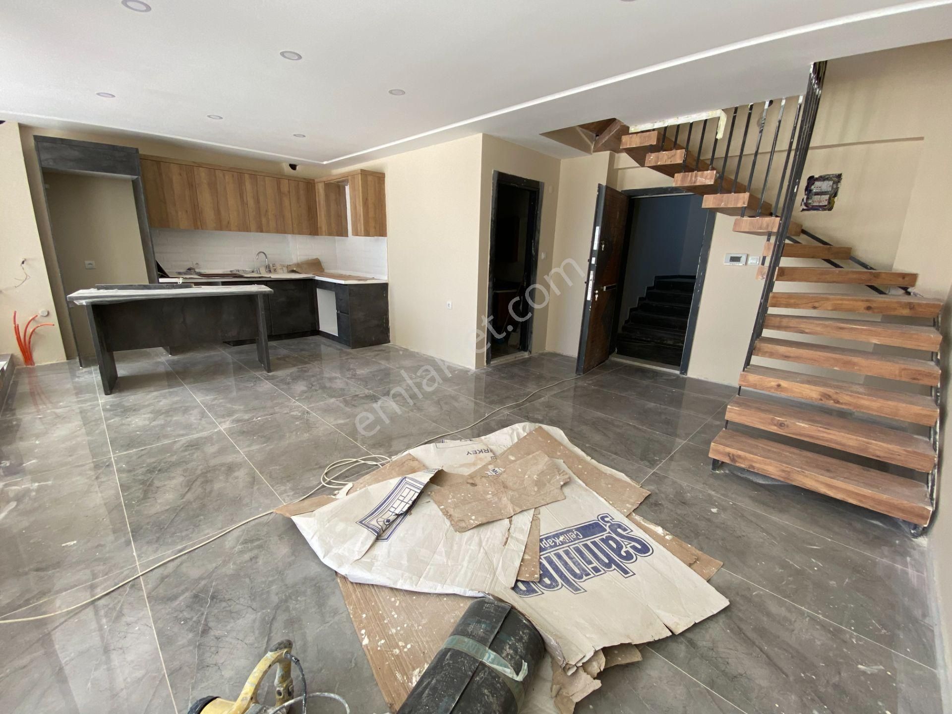 Truva // Onur Gündüzcü'den Havuzlu Sitede Satılık Loft Daire