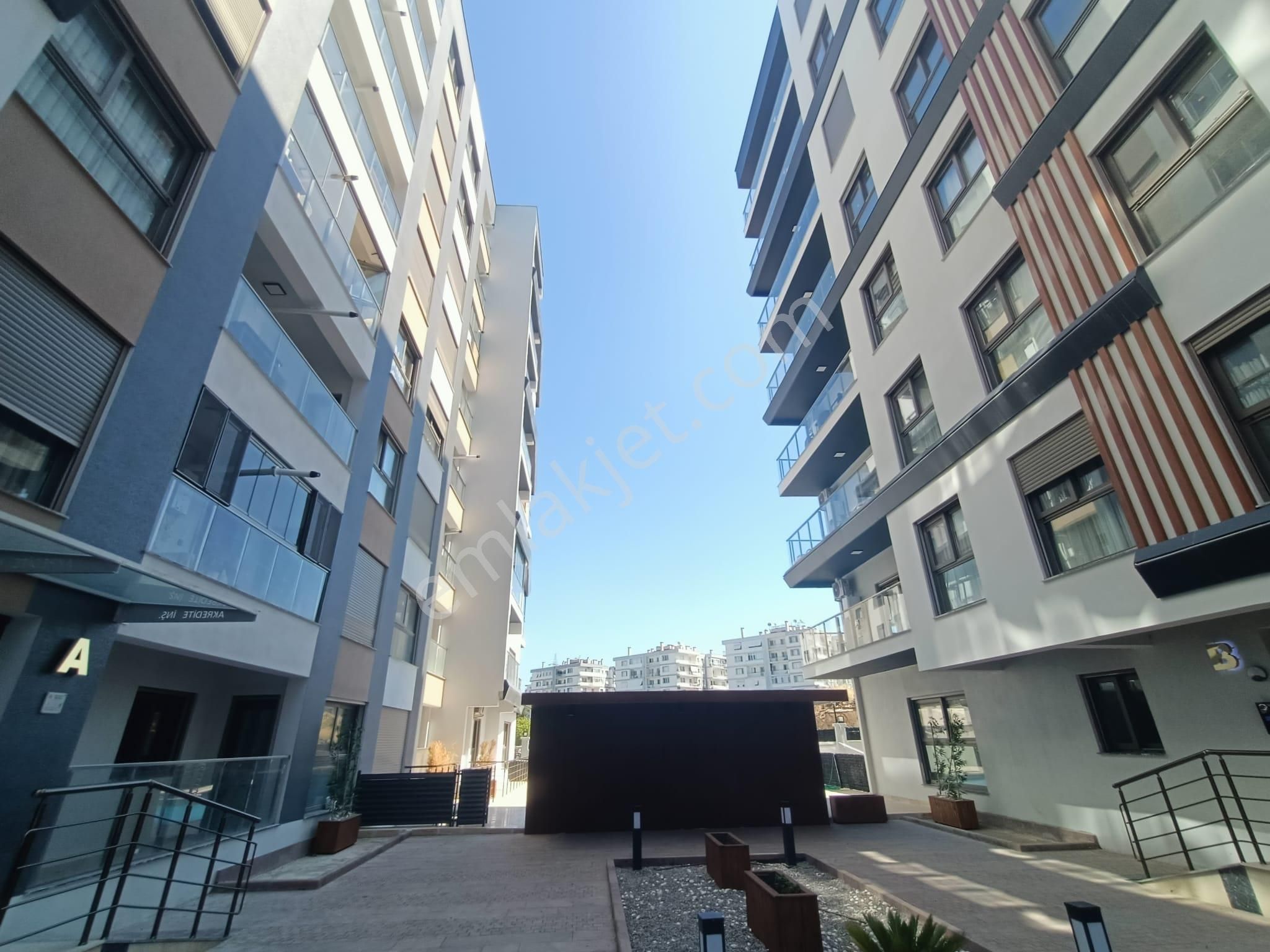 Havuzlu Site İçerisinde Herşeyi İle Hazır 2+1 Lüks Sıfır Daire