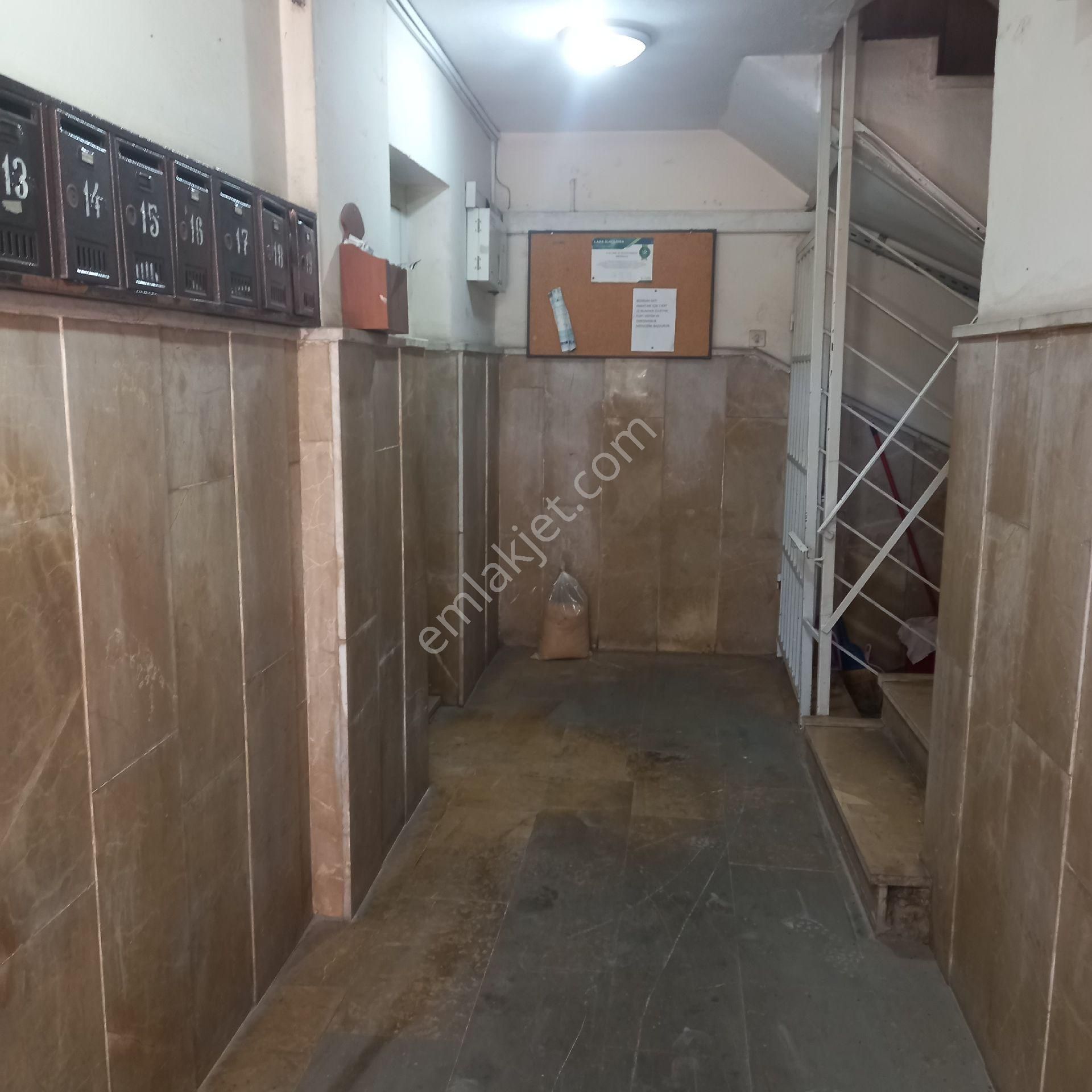 Y Yıl Üzerinde Köşe Kiralık Ofis