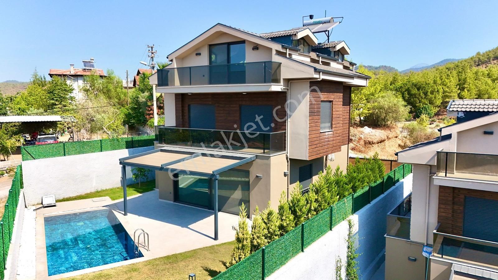 Çiftlik’te Müstakil 3+1 140m2 Bodrum Katlı Havuzlu Lüks Satılık Villa