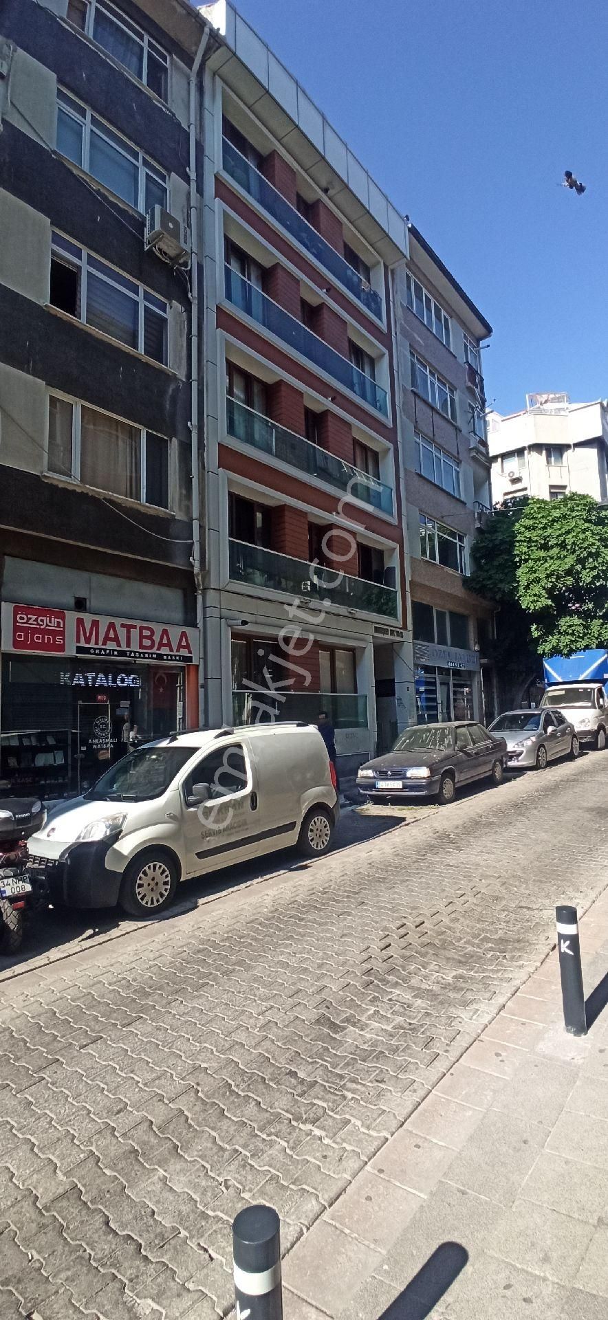 Kadıköy Osmanağa Oteller Bölgesi Reşit Efendi Sok.rıhtıma Yakın Lokasyon