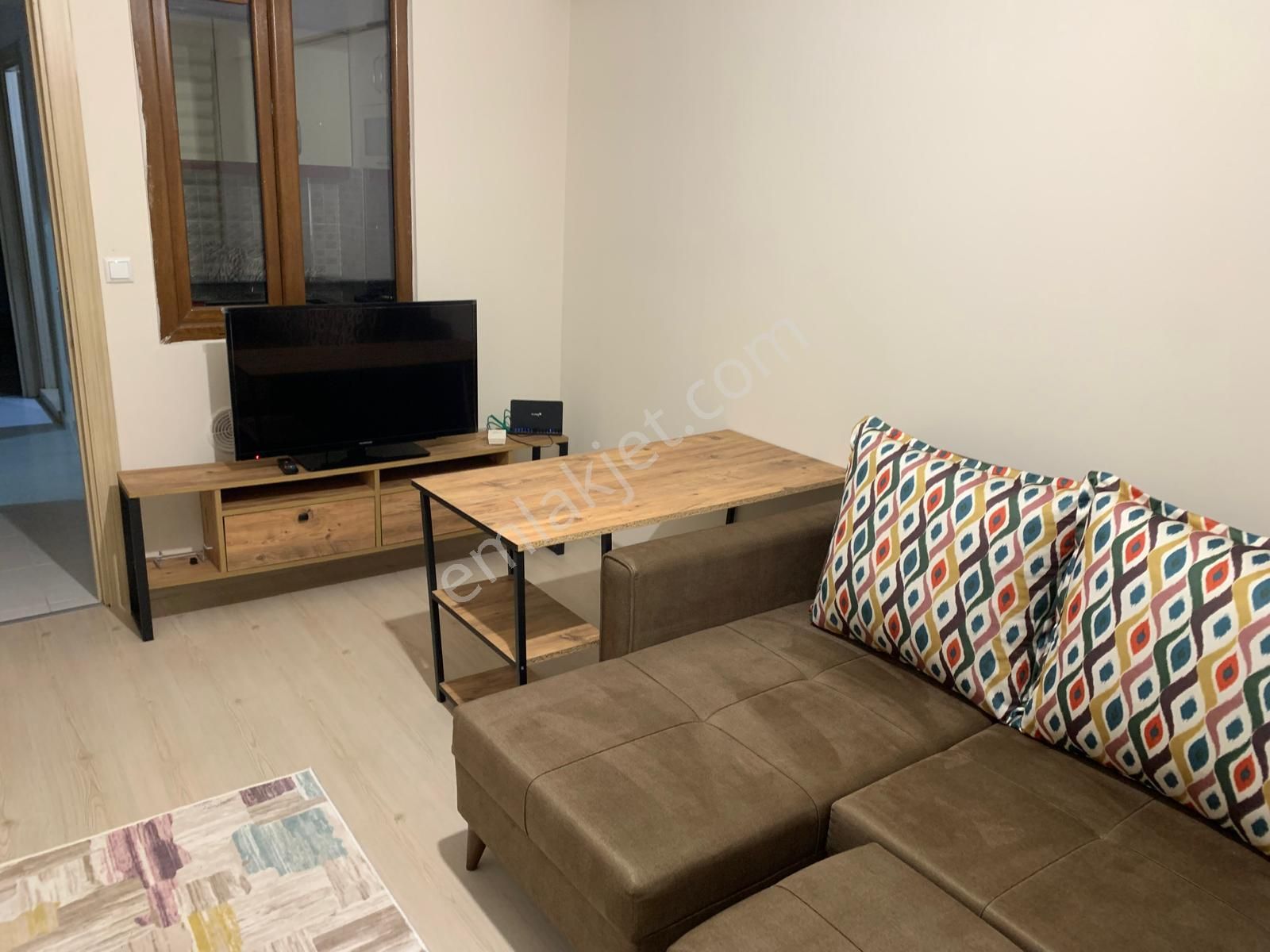 Ful Eşyalı Abonelikleri Açık Anadolu Üniversitesi Ve Tramvay Yakını Ara Kat Kombili Asansörlü 1+1