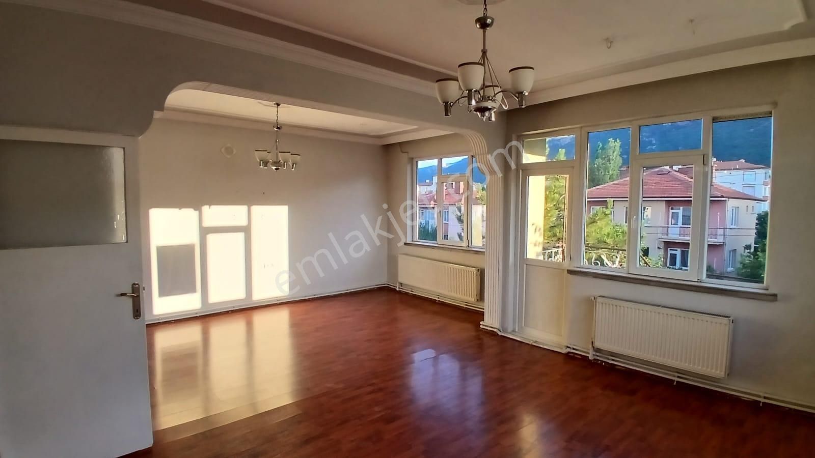 Akçay Emlak'tan Akşehir Nihat Dayanık İlkokulu Civarında Doğalgazlı Kiralık 2+1 Daire