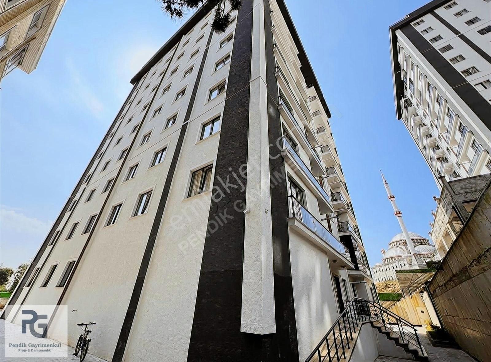 Pendik Çınardere Sitede Ebeveyn Banyolu 3+1 Satılık Daire