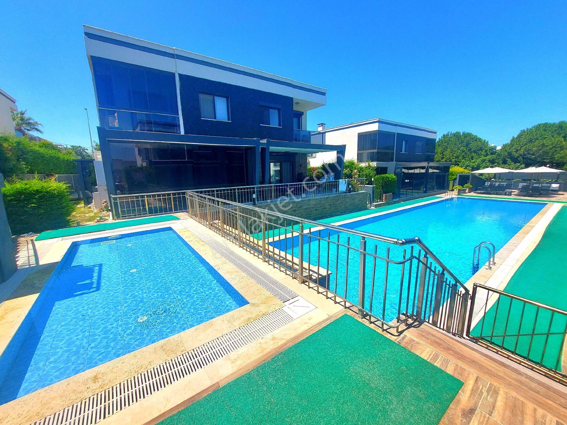 Kuşadasında Havuzlu Sitede Bahçeli 3+1 Villa