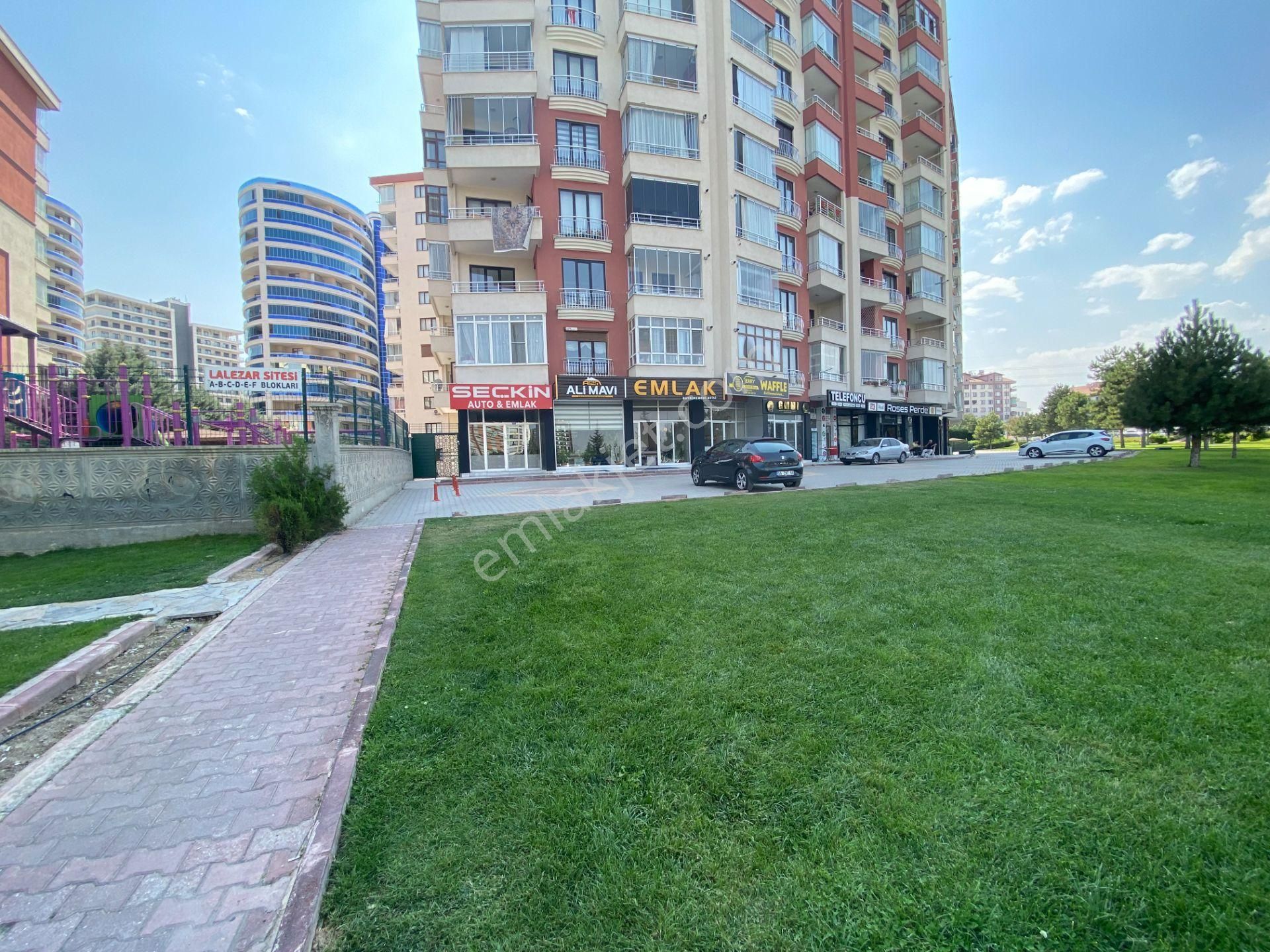 Şefikcan Cad.ne Cephe Satılık 3+1 Daire