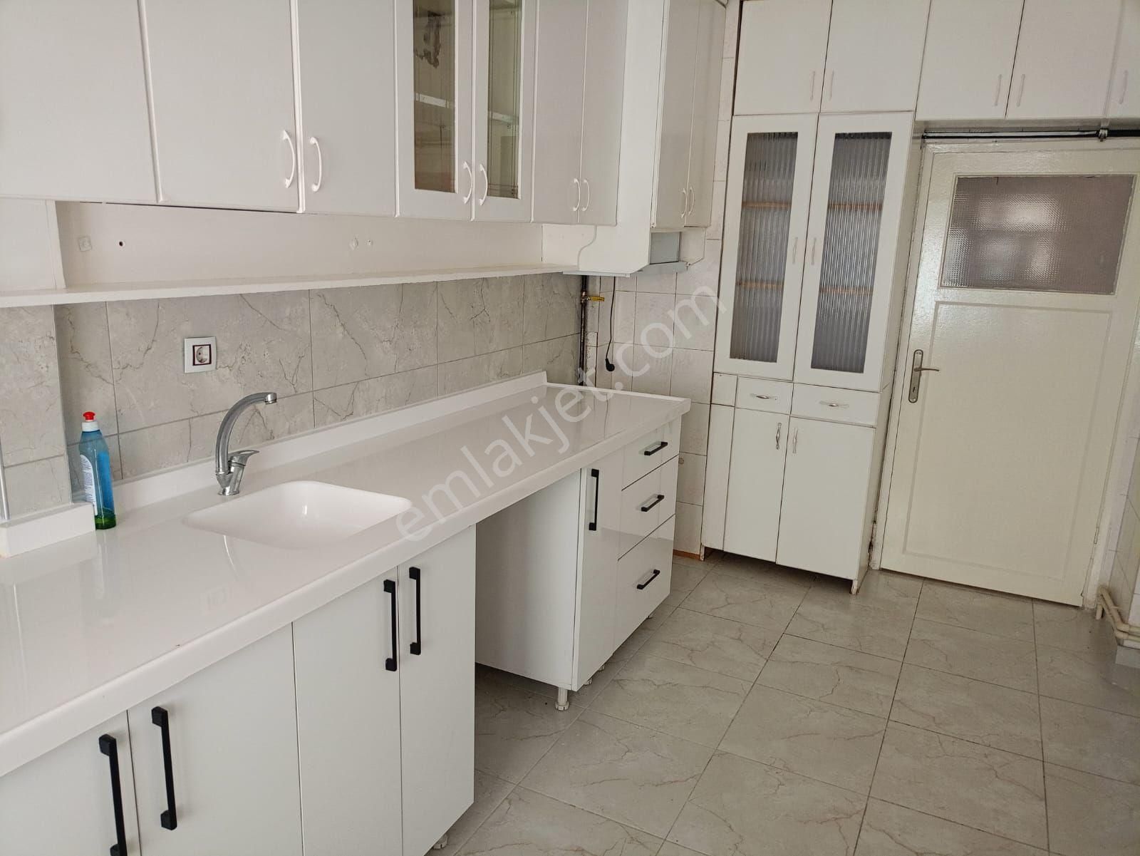 Kiralık*2.ara Kat*merkezi Konum*plevne Mh. Bosna Cad. Üzeri *3+1*yapılı*çift Balkon*ön Cephe