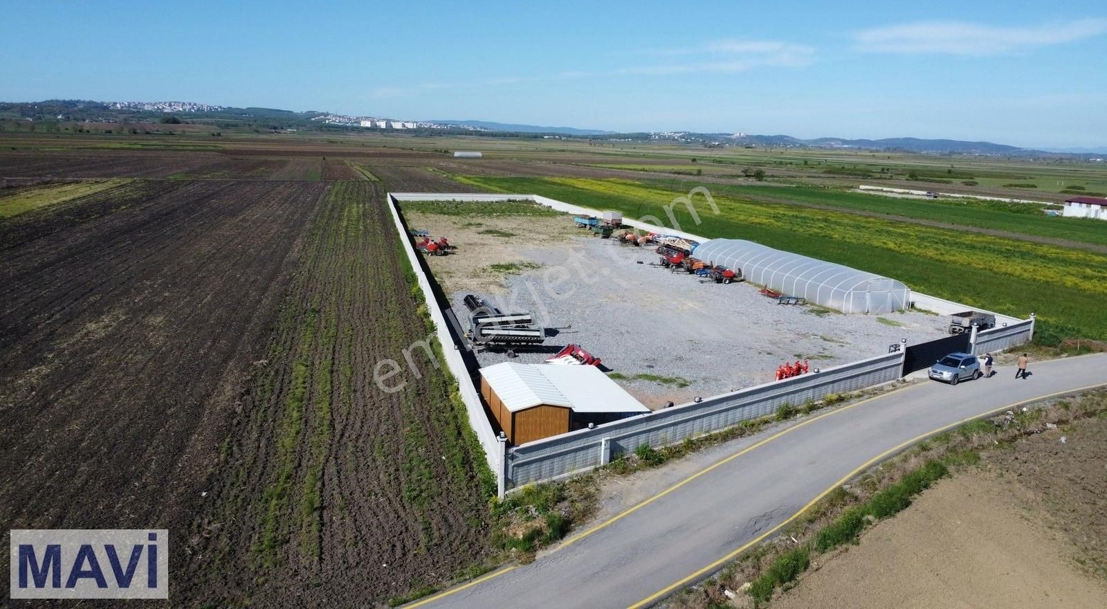 Serdivanda Satılık Tarla 13785m² 7000m²si Beton Duvarla Çevrili