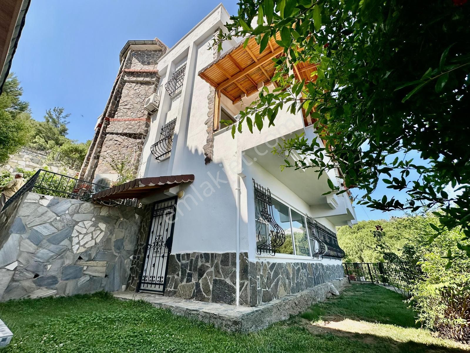 Özgüven Emlak'tan Altınoluk'ta Lebi Derya Deniz Manzaralı 3+1 Villa