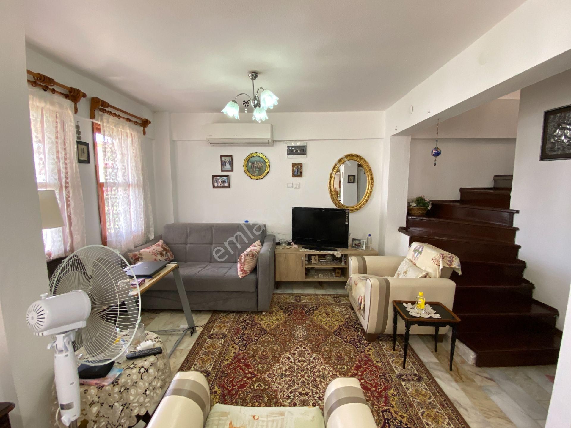 Gömeç Karaağaç'ta Denize Sıfır Özel Plajlı 3 Katlı Müstakil Villa!