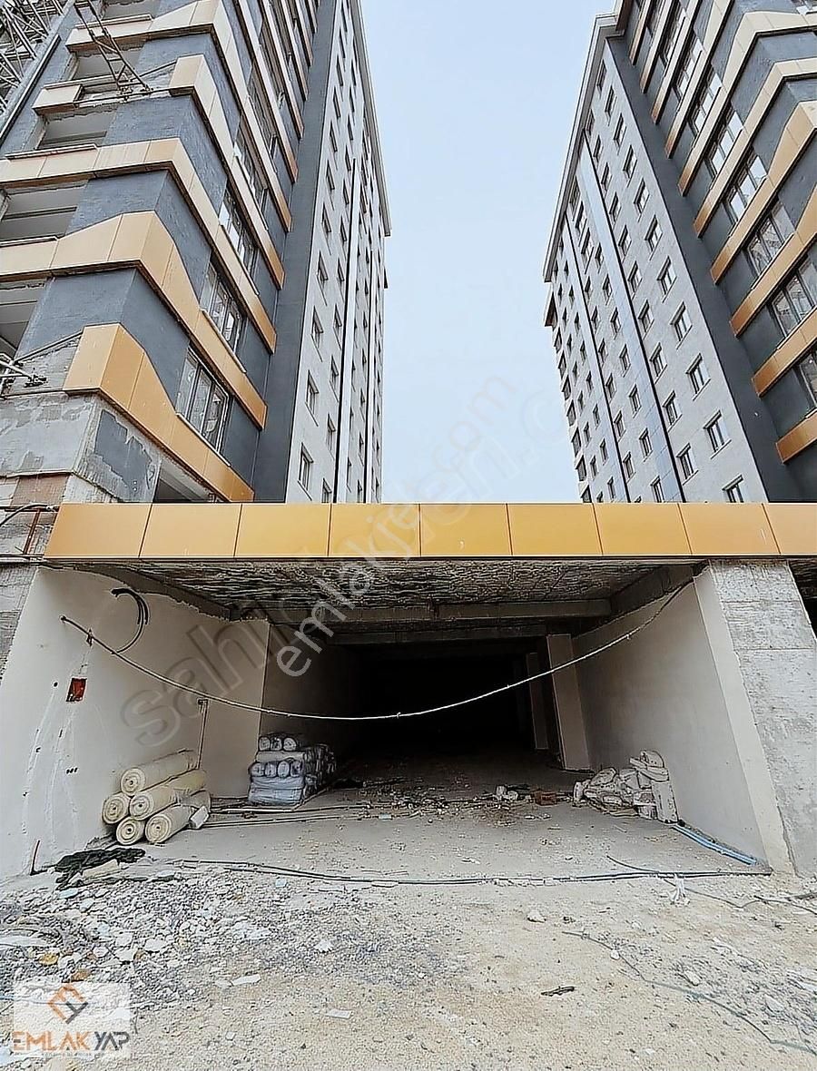 Emlakyap Tan Yenimahallede Cadde Girişli, Depolu Satılık Dükkan