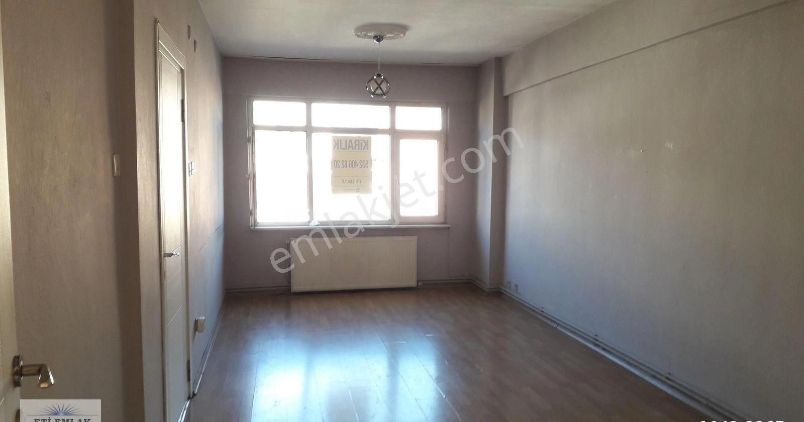 Eti'den Ortaköy'de Sahile Yakın 2+1 80m2 Kombili, Balkonlu Tam Güneş Alan 3. Kat Yenilenmiş Daire