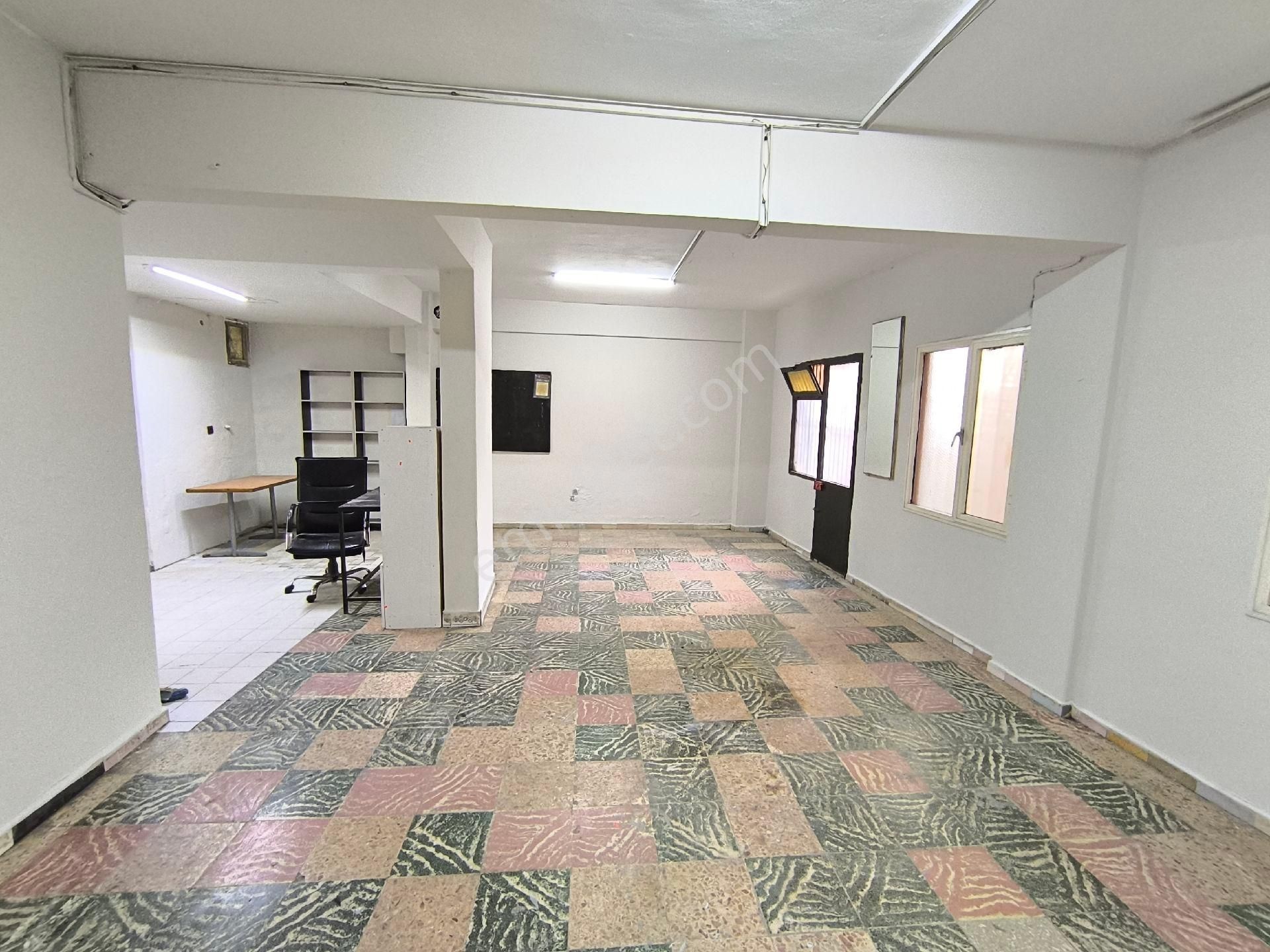 Buca Yeşilbağlar Mahallesinde Geniş M2"li Kiralık Dükkan