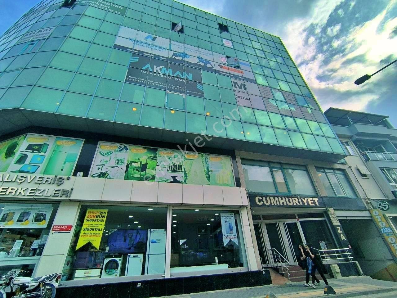 Uytundan Edremit Meydan Plazada 1+1 Ayrı Mutfaklı Kiralık Dükkan