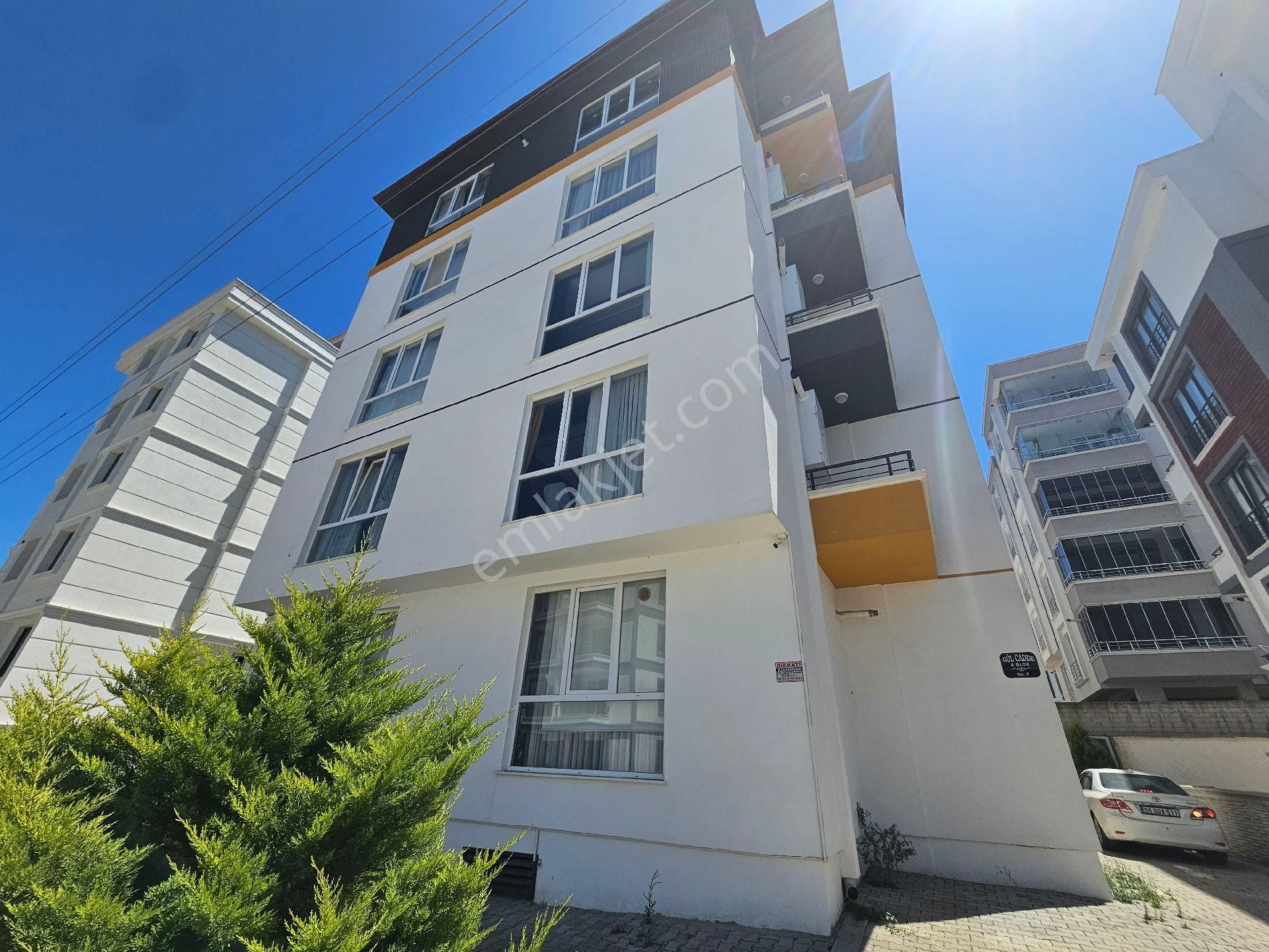 Körfez'de Tramvaya 200 Metre Depozıtosuz Esyalı Kiralık 1+1 Daıre