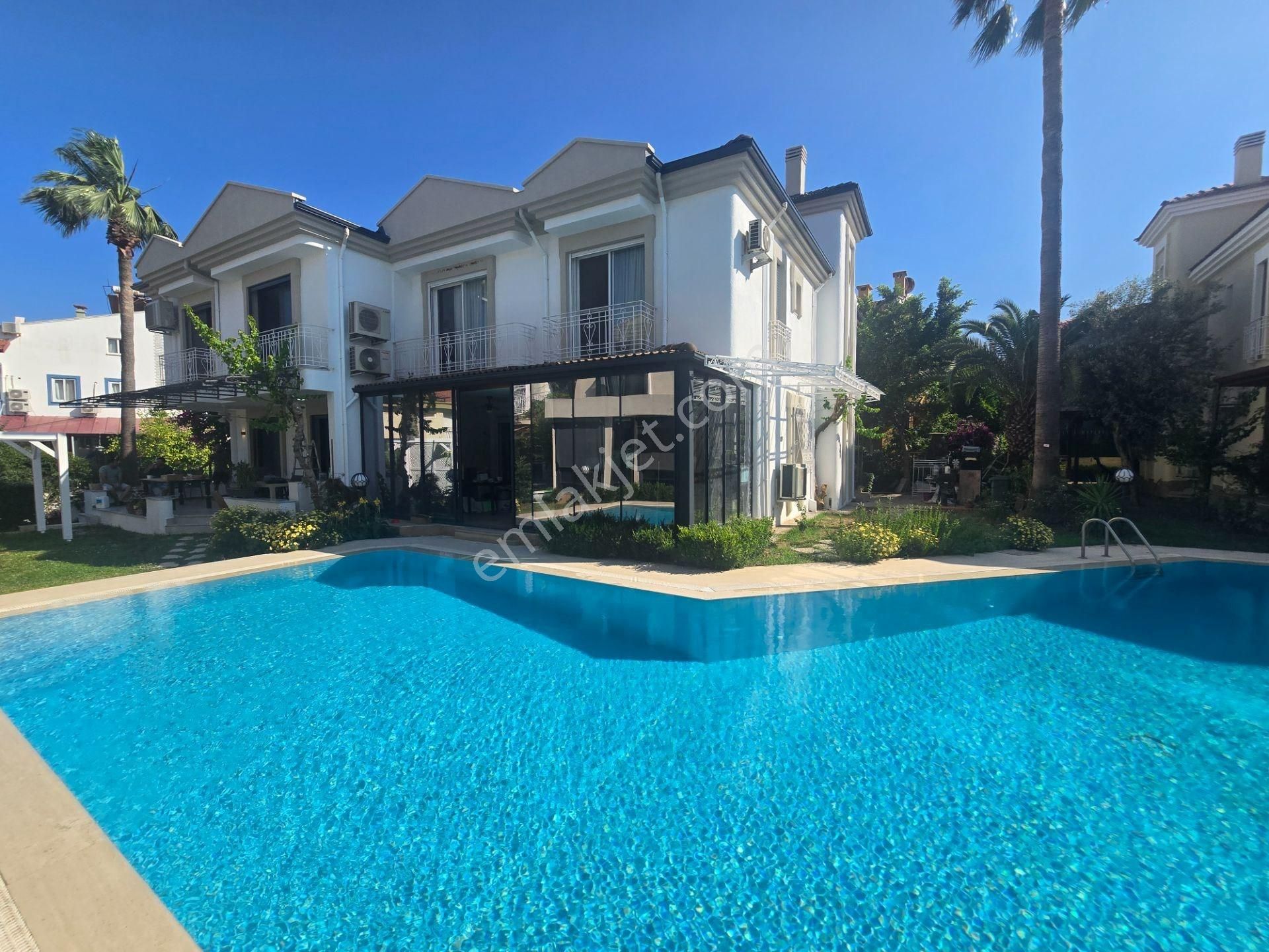 Marmaris Armutalan'da, Havuzlu Bahçeli Otoparklı, 4+1 Villa