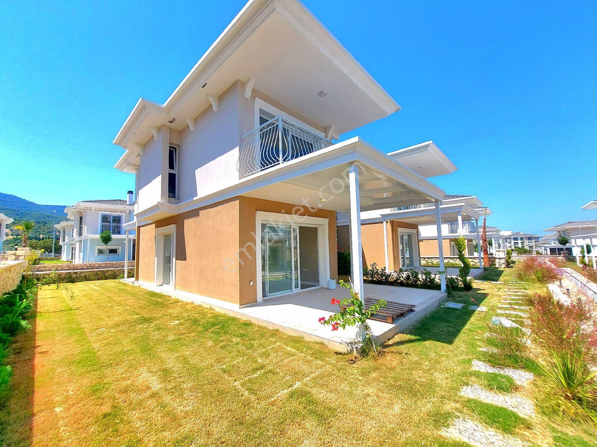 Kuşadasında Açık Ve Kapalı Havuzlu Sitede Geniş Bahçeli 3+1 Sıfır Villa