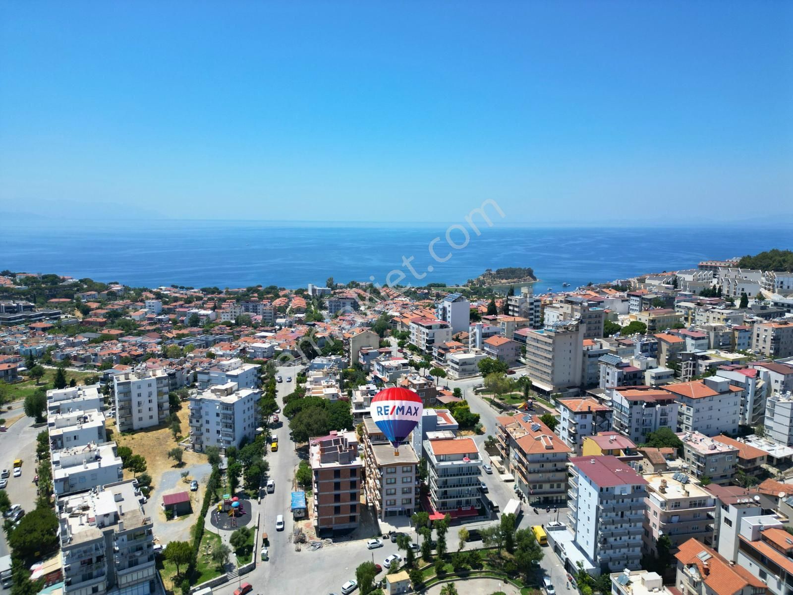 Kuşadası Camiatik Mahallesi’nde Merkezi Konumda 3+1 Geniş Daire!