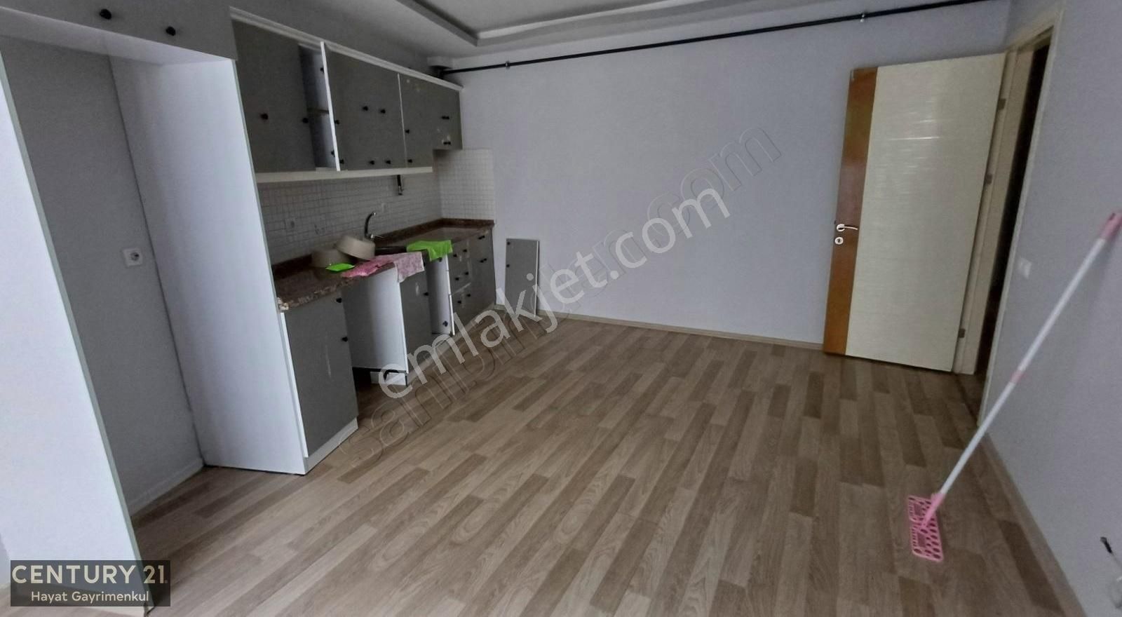 Buca Ünıversîteler Bölgesınde Büyük Bahcelı Satılık 2+1