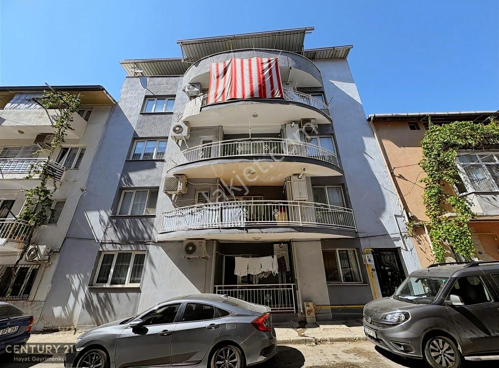 Bornova Pınarbaşı'nda Arakat Satılık 3+1 Daire