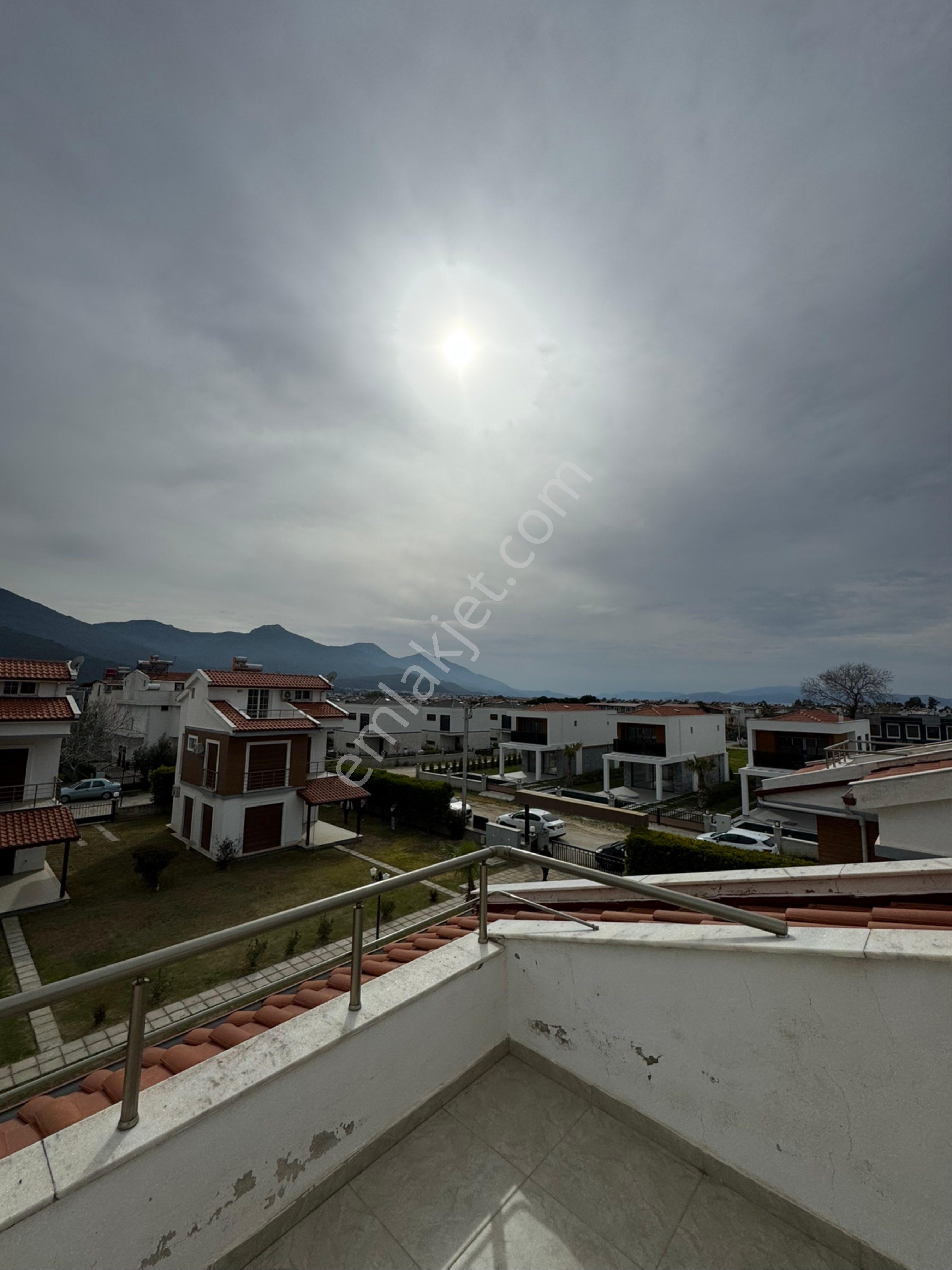 Denize Yakın Havuzlu Sitede Geniş Bahçeli 4+1 Müstakil Villa - Görsel 15